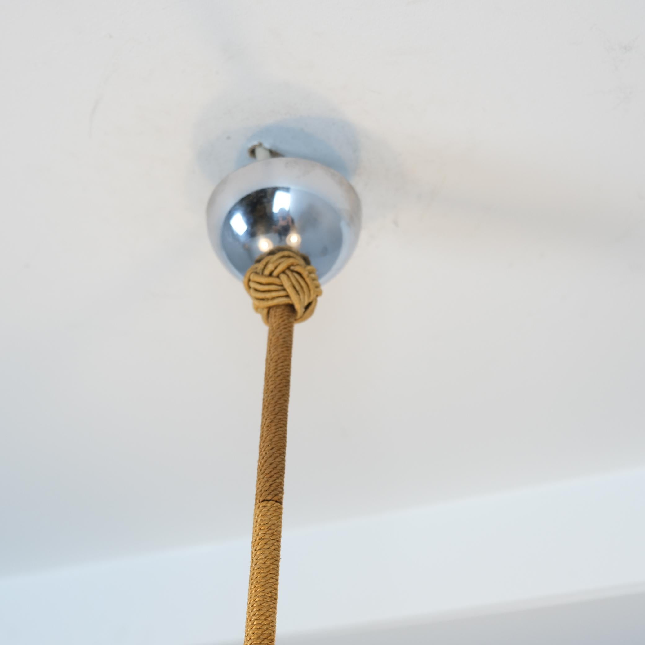 Pendentif Art Déco en laiton nickelé, corde et verre opalin, probablement Tynell, années 1930 en vente 3