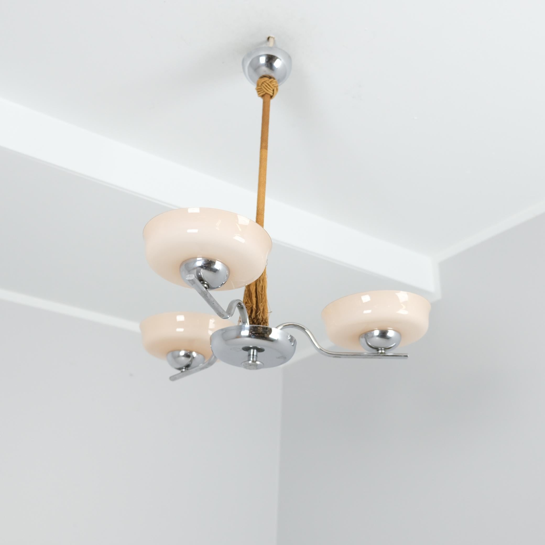 Pendentif Art Déco en laiton nickelé, corde et verre opalin, probablement Tynell, années 1930 en vente 5