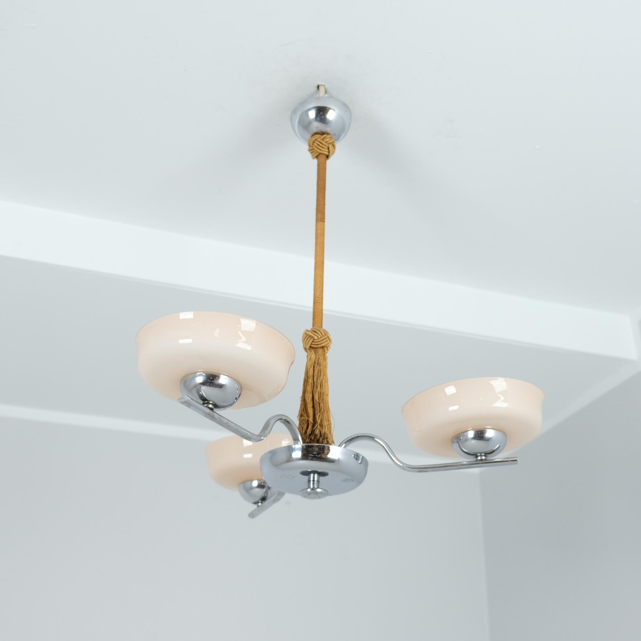 Pendentif Art Déco en laiton nickelé, corde et verre opalin, probablement Tynell, années 1930 en vente 6