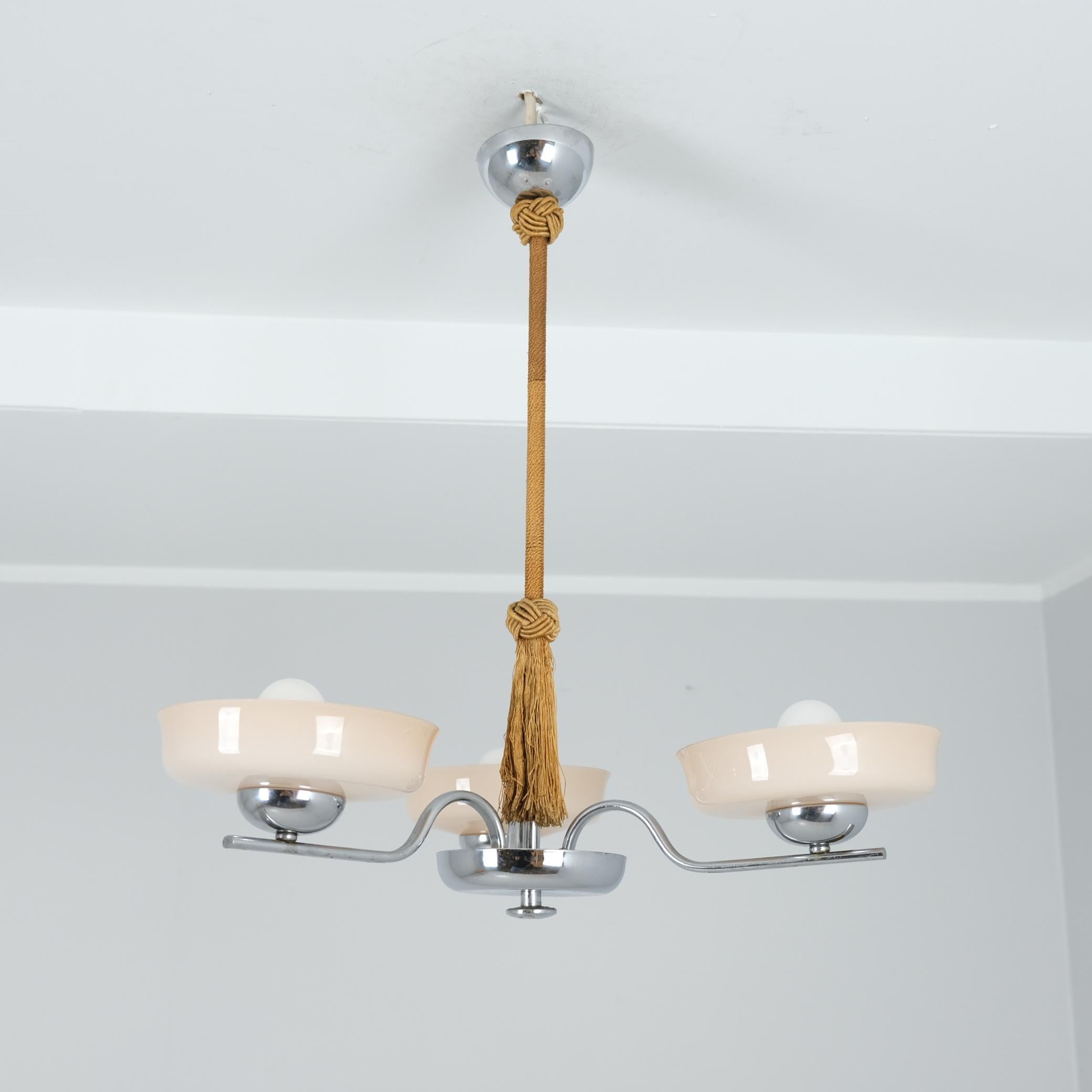 Pendentif Art Déco en laiton nickelé, corde et verre opalin, probablement Tynell, années 1930 en vente 7