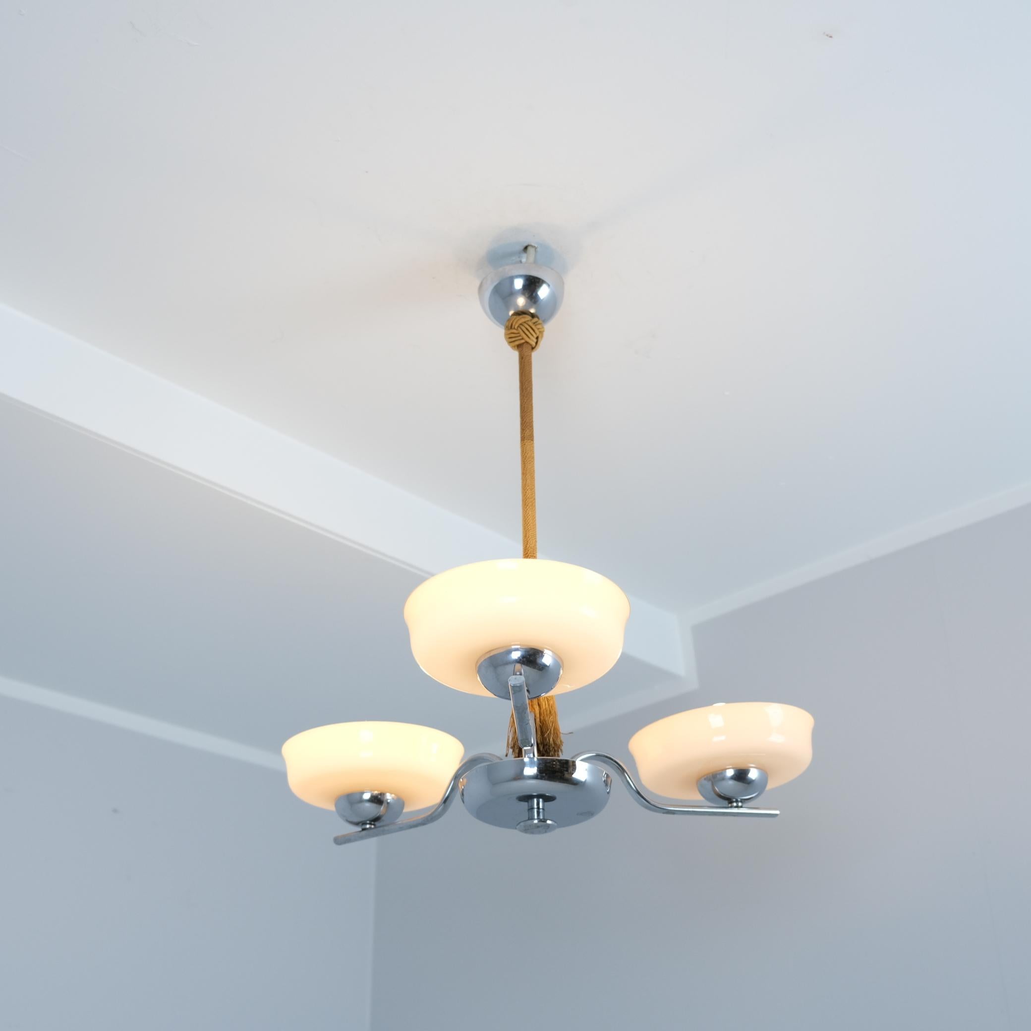 Finlandais Pendentif Art Déco en laiton nickelé, corde et verre opalin, probablement Tynell, années 1930 en vente
