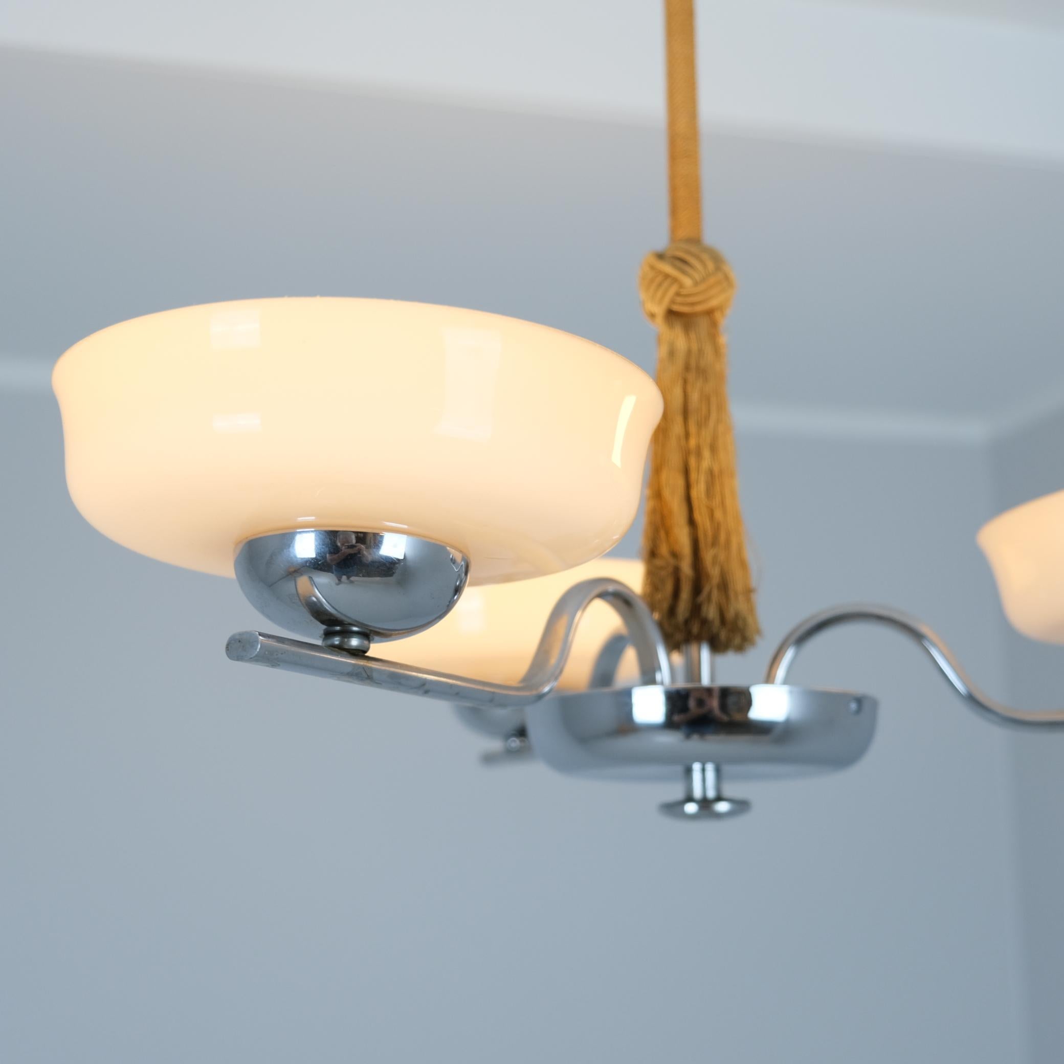 Milieu du XXe siècle Pendentif Art Déco en laiton nickelé, corde et verre opalin, probablement Tynell, années 1930 en vente
