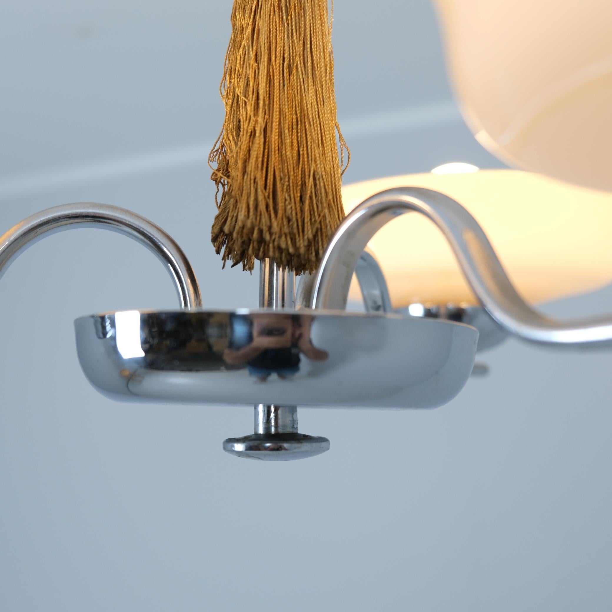 Pendentif Art Déco en laiton nickelé, corde et verre opalin, probablement Tynell, années 1930 en vente 1