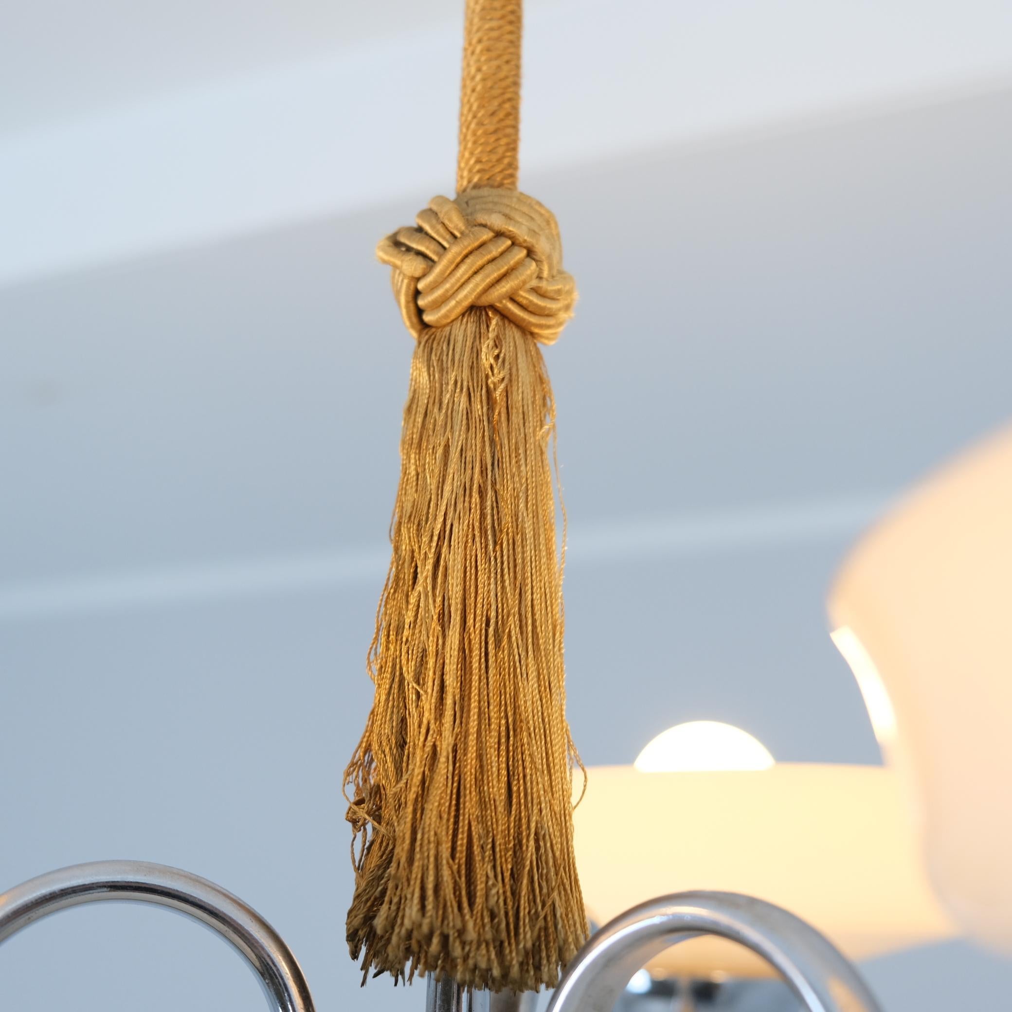 Pendentif Art Déco en laiton nickelé, corde et verre opalin, probablement Tynell, années 1930 en vente 2