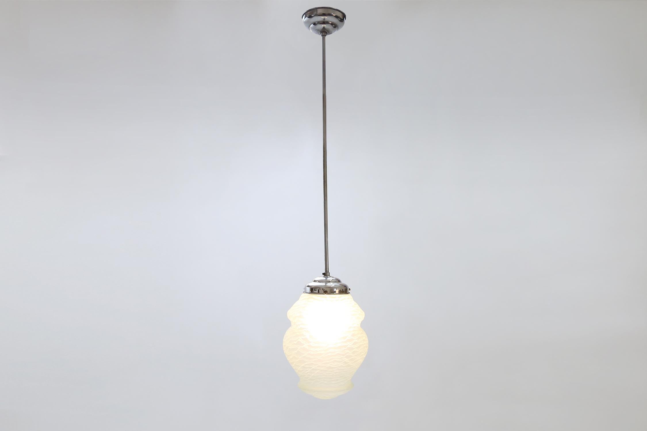 Frankreich / 1940 / Hängeleuchte / Metall, Glas / Art Deco

Timeless-art Hängeleuchte mit Metallrohr und grün marmoriertem Glasschirm aus den 1940er Jahren in Belgien. Die Lampe hat eine schöne Form und Details.

Die Pendelleuchte hängt anmutig von