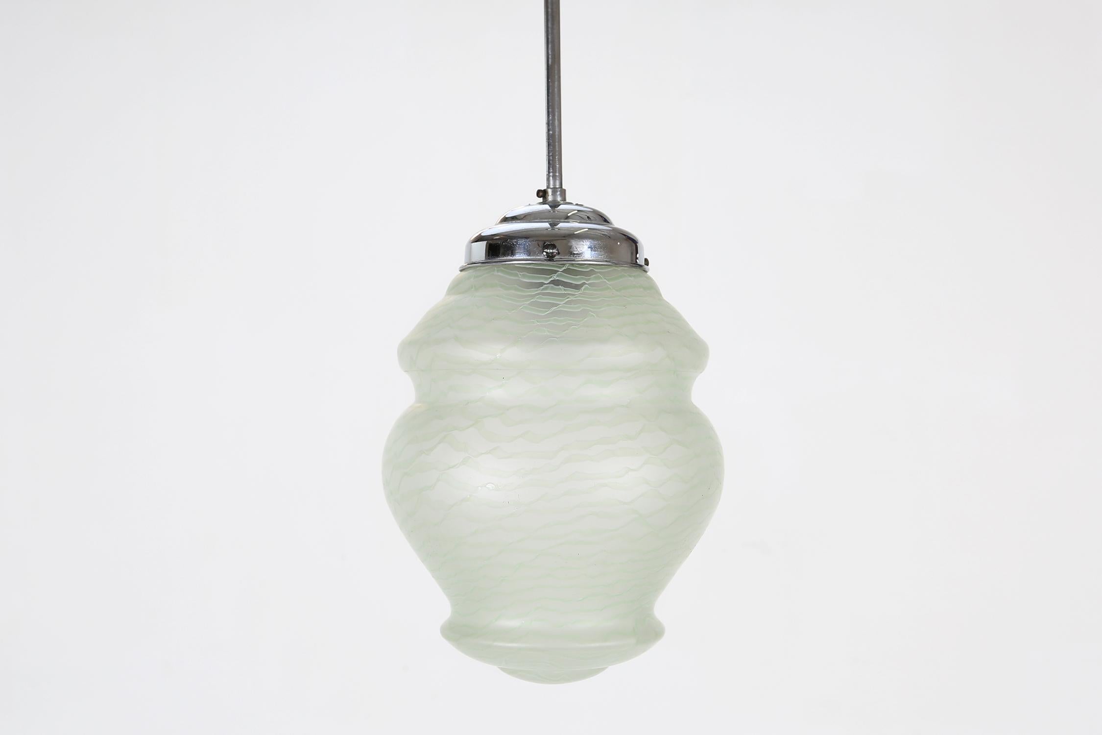 Art-Déco-Pendelleuchte mit grünem Glasschirm, Frankreich ca. 1940 (Französisch) im Angebot