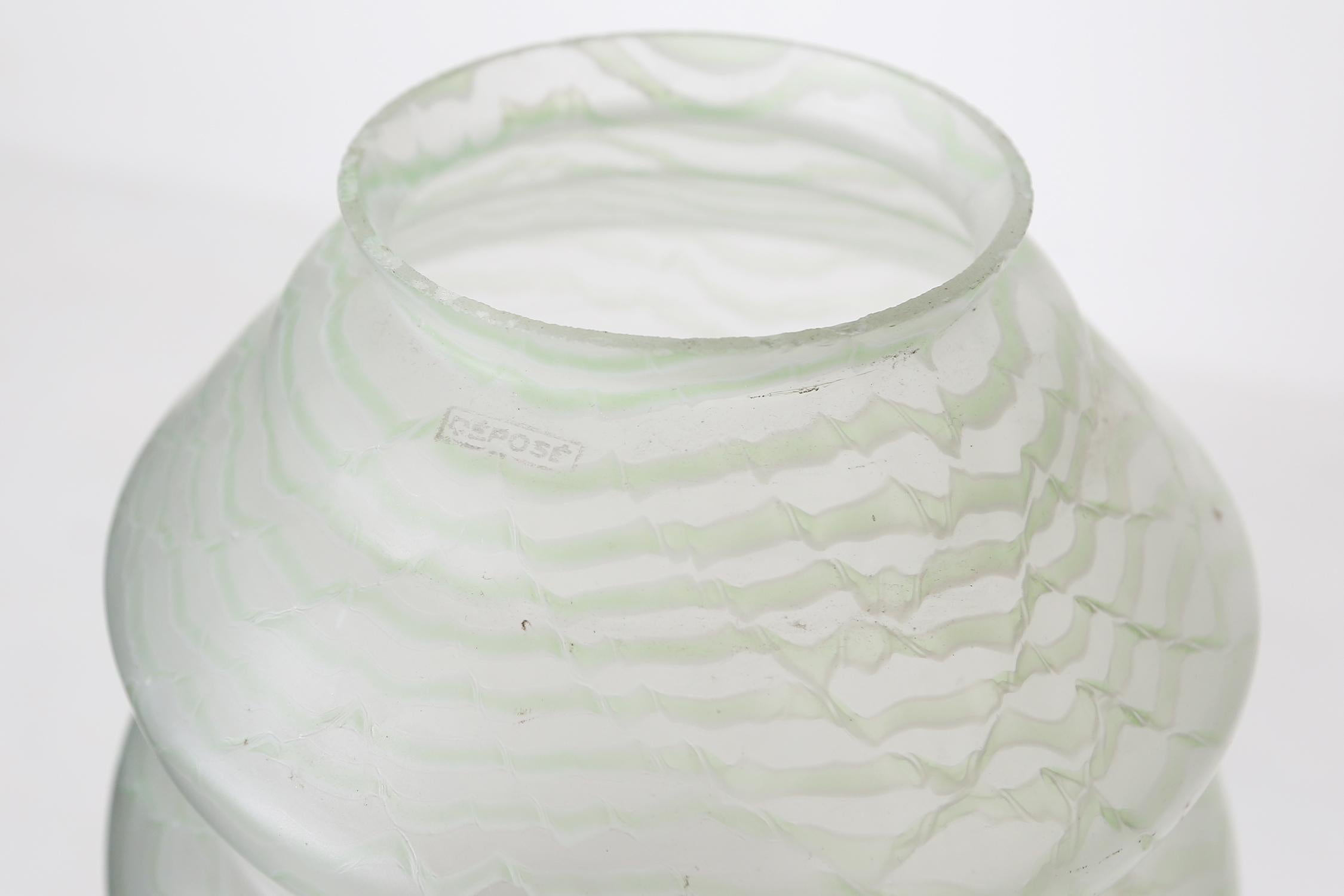 Art-Déco-Pendelleuchte mit grünem Glasschirm, Frankreich ca. 1940 (Metall) im Angebot