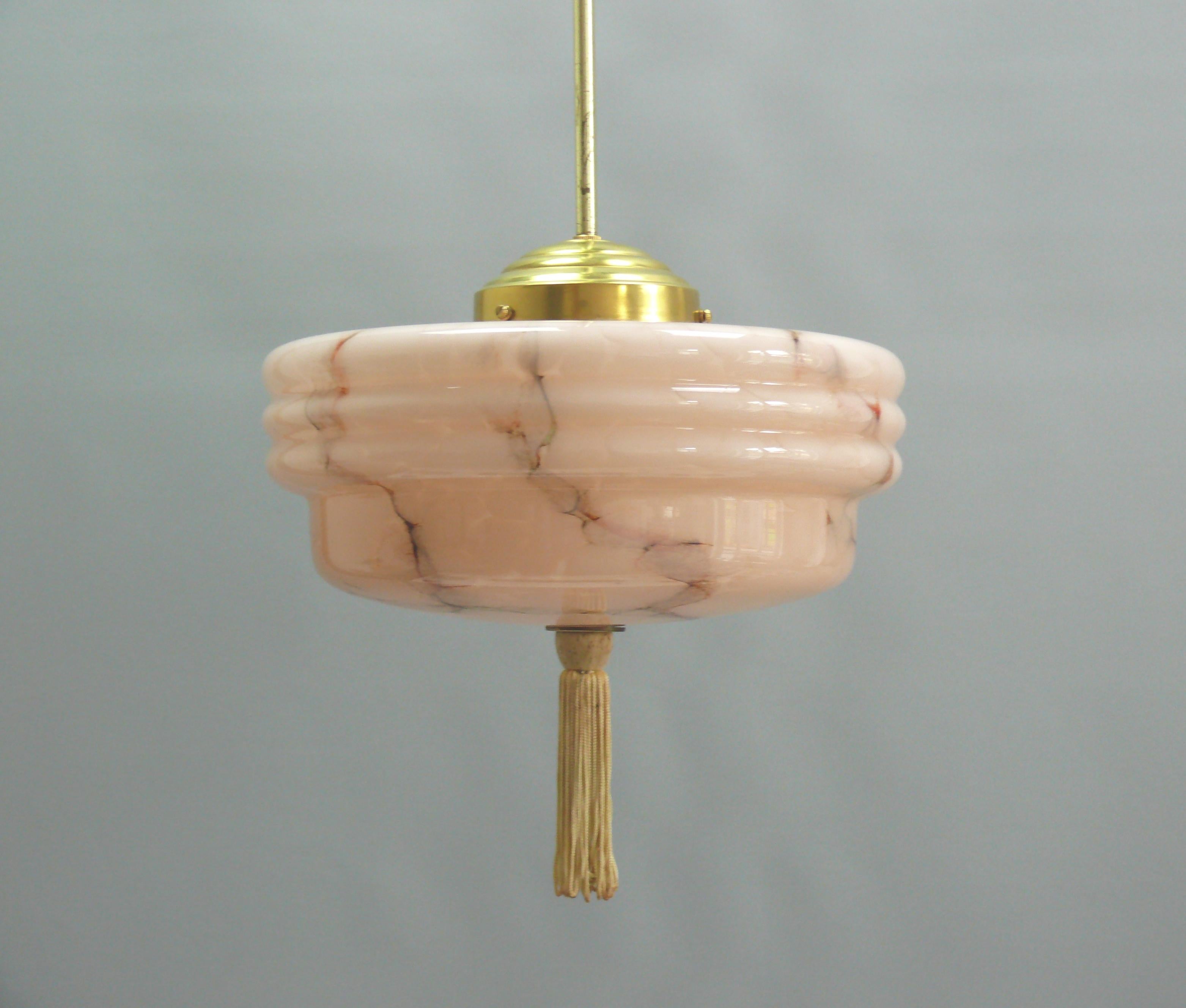 Elegante lampada a sospensione Art Deco rosa della prima metà del XX secolo (anni '30) con paralume in vetro a cupola.

Questa lampada a sospensione è particolarmente adatta a stanze con soffitti alti in edifici antichi e a mobili antichi.

Il