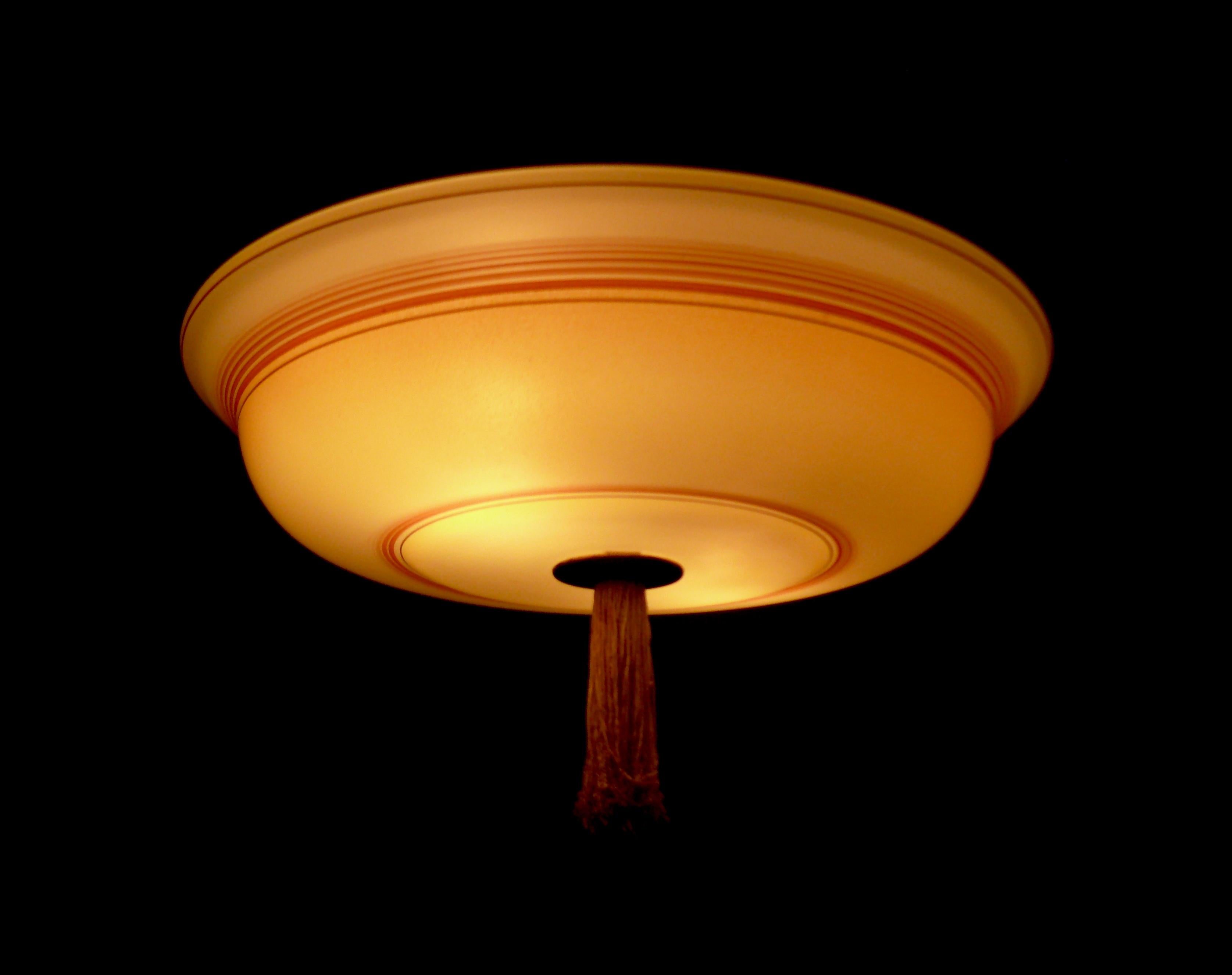 La nostra raffinata lampada a sospensione a stelo beige in stile Art Déco aggiunge un tocco di eleganza e raffinatezza a qualsiasi ambiente. L'aspetto curato della lampada emana una bellezza senza tempo. Questa lampada a sospensione è realizzata con