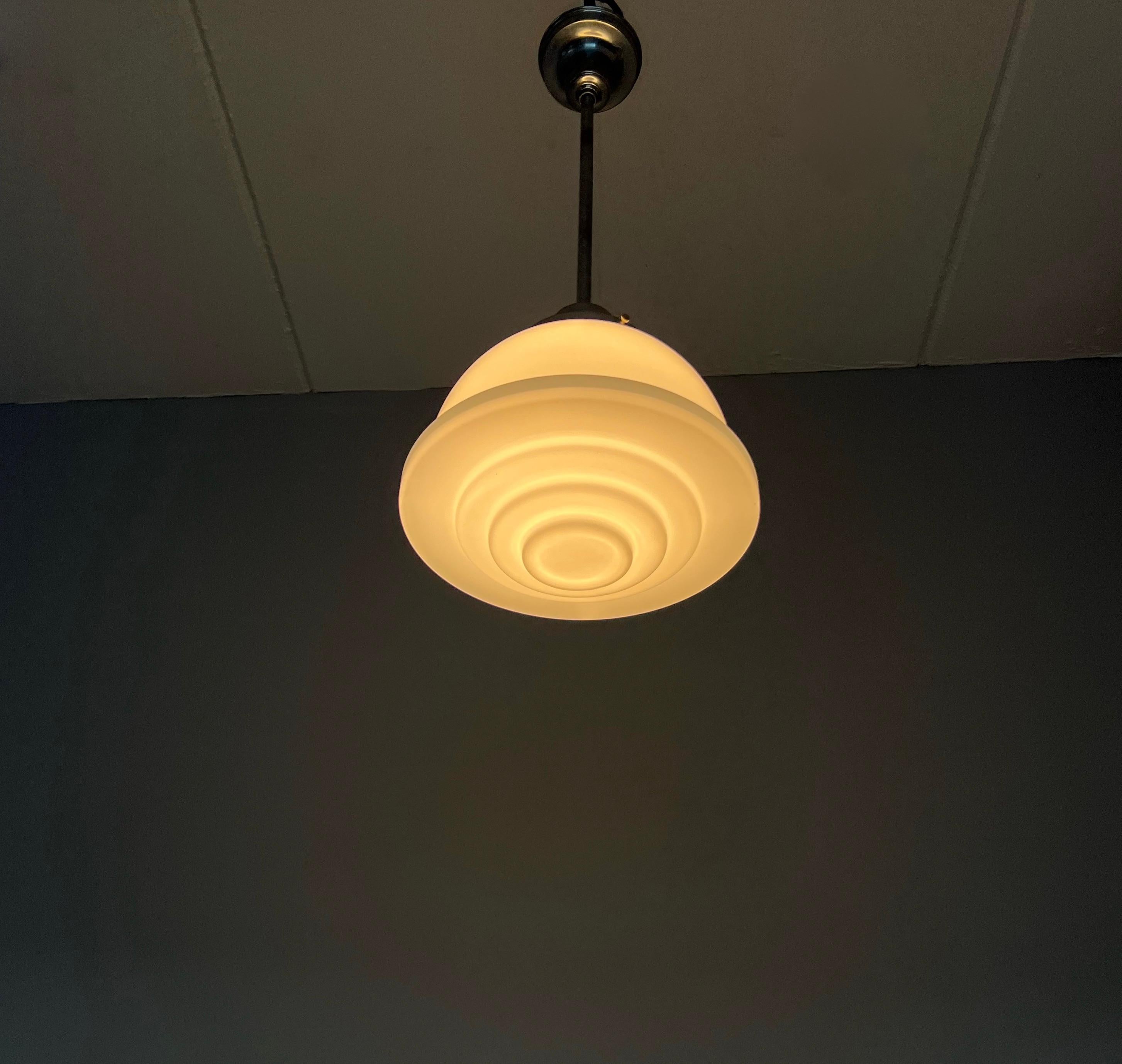 Ciondolo Art Deco in stile Bauhaus realizzato in cromo e vetro opalino bianco stratificato 1920 in vendita 3