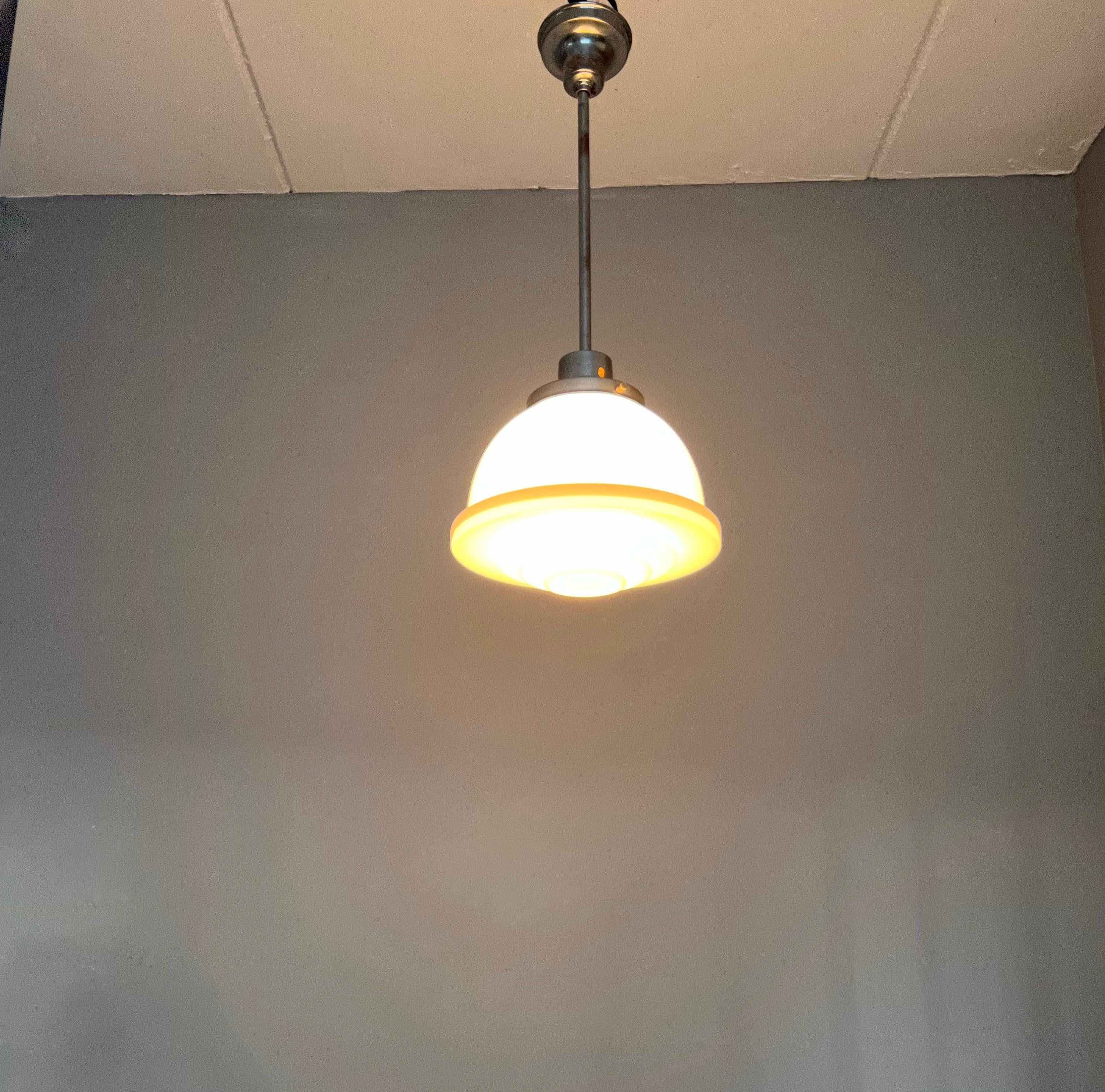 Ciondolo Art Deco in stile Bauhaus realizzato in cromo e vetro opalino bianco stratificato 1920 in vendita 4