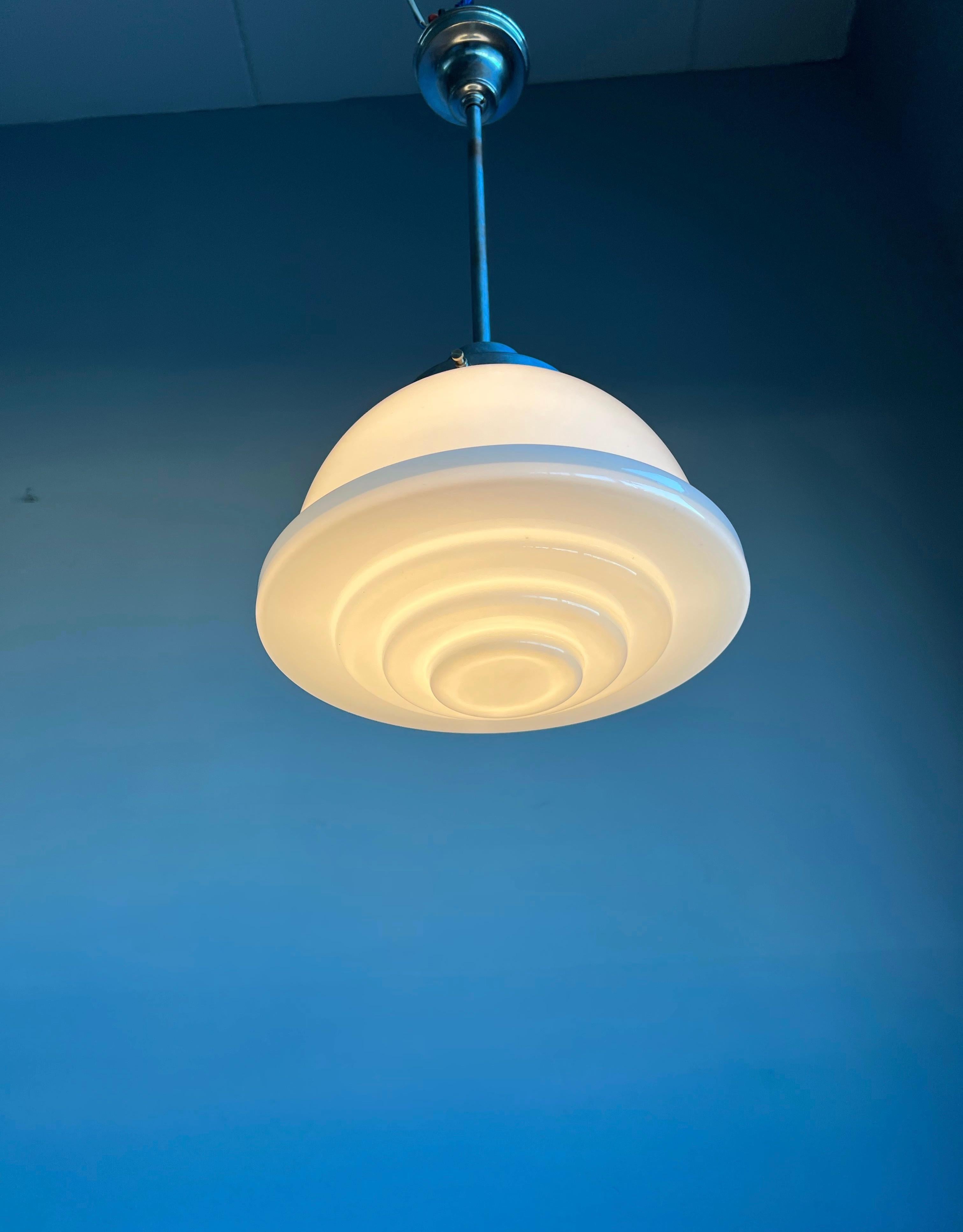 Ciondolo Art Deco in stile Bauhaus realizzato in cromo e vetro opalino bianco stratificato 1920 in vendita 7