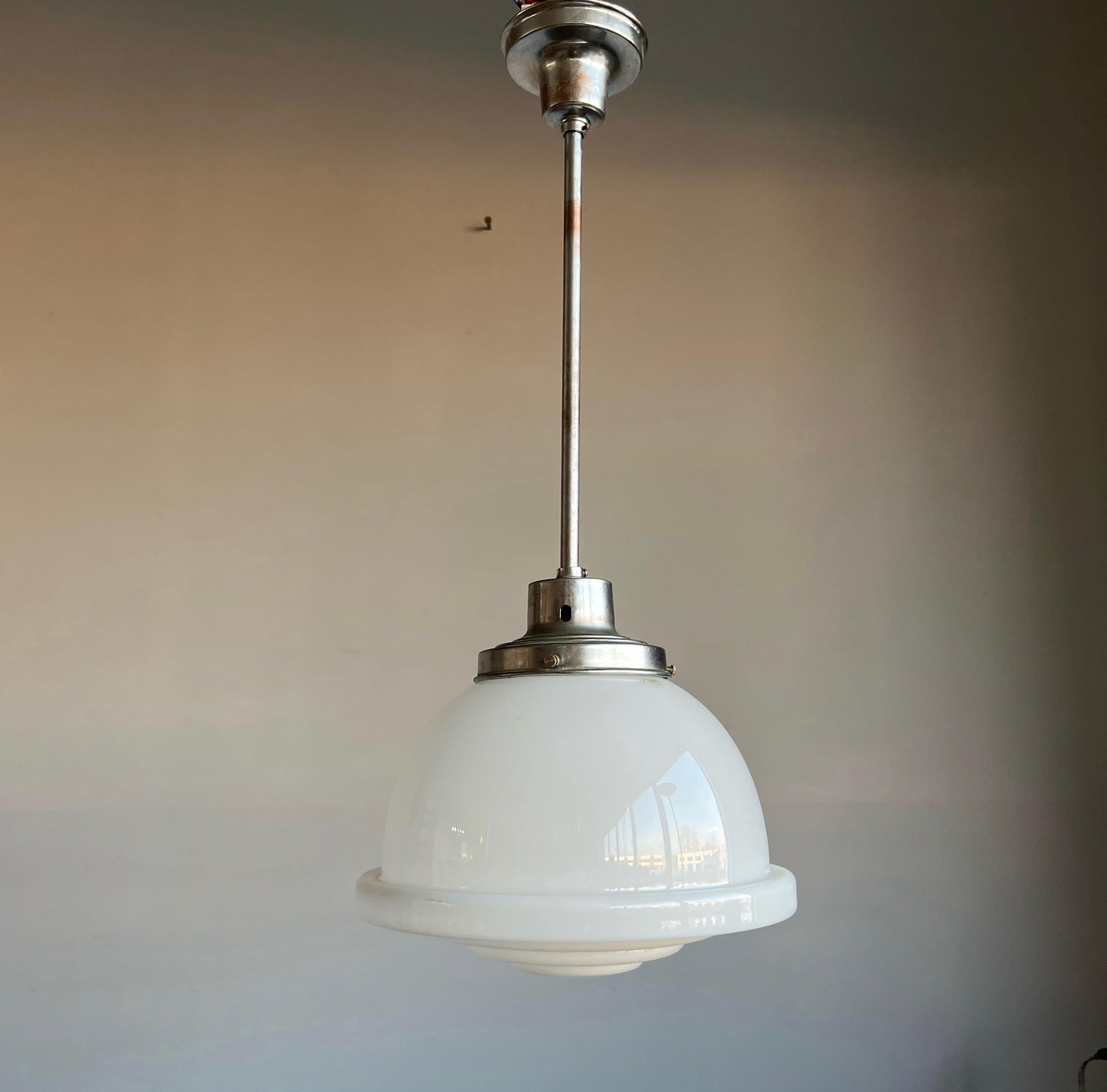 Ciondolo Art Deco in stile Bauhaus realizzato in cromo e vetro opalino bianco stratificato 1920 in vendita 10