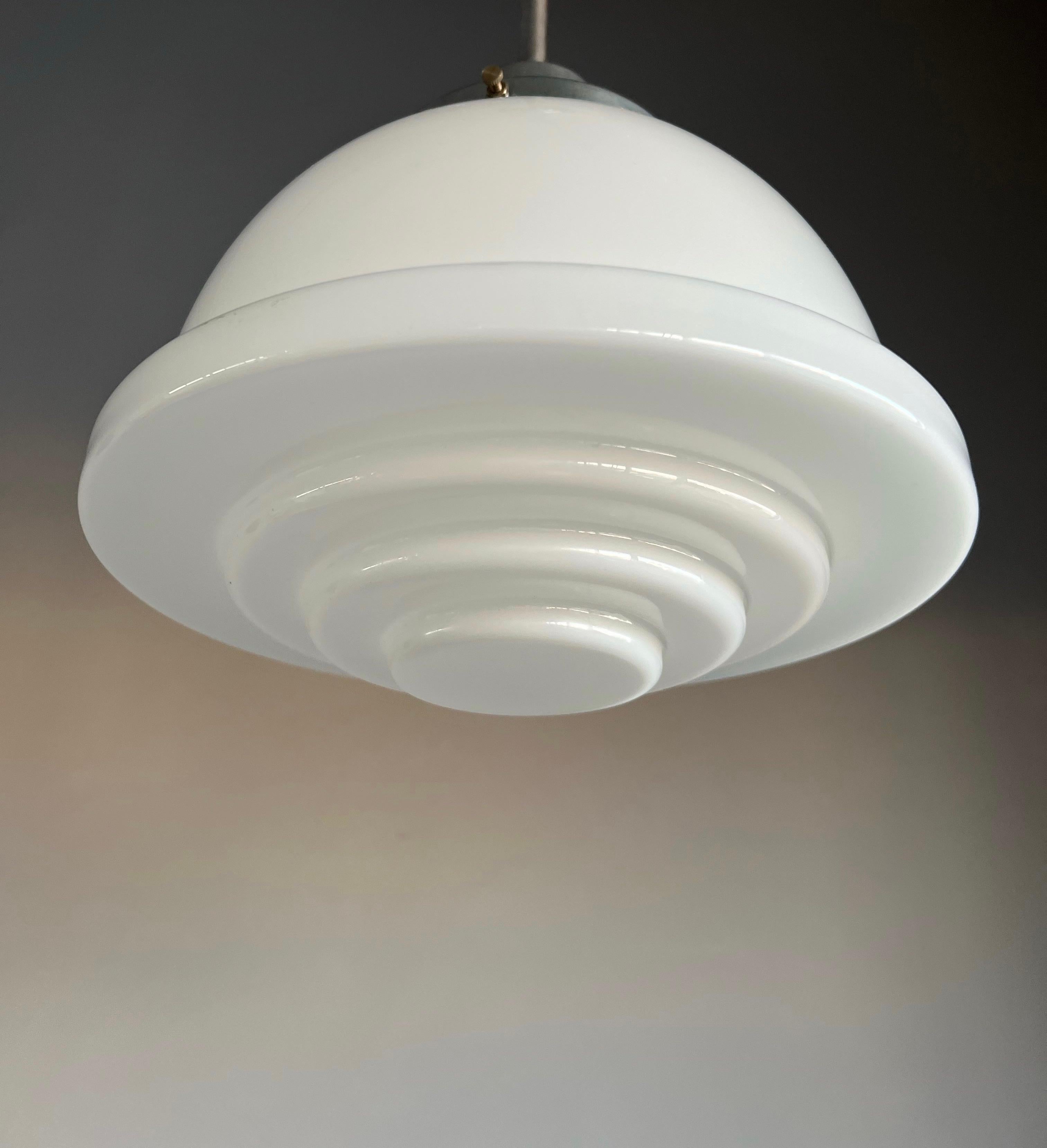 Lampada a sospensione di bella forma e in ottime condizioni. 

Se stai cercando un bellissimo e originale ciondolo antico per abbellire la tua cucina o la tua camera da letto, allora questo design senza tempo potrebbe fare al caso tuo.