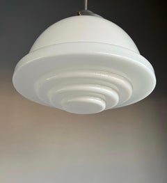 Ciondolo Art Deco in stile Bauhaus realizzato in cromo e vetro opalino bianco stratificato 1920