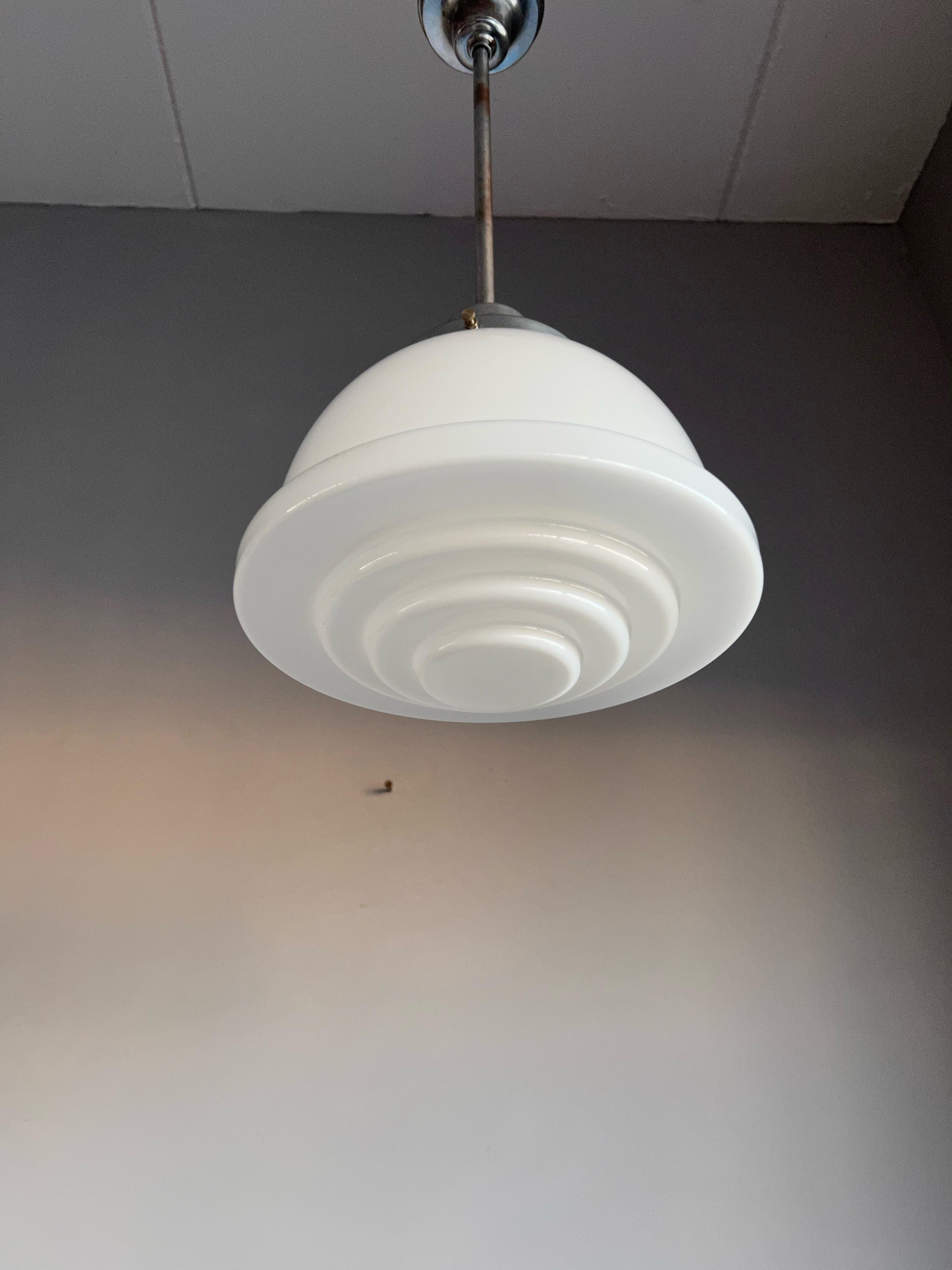 Ottone Ciondolo Art Deco in stile Bauhaus realizzato in cromo e vetro opalino bianco stratificato 1920 in vendita