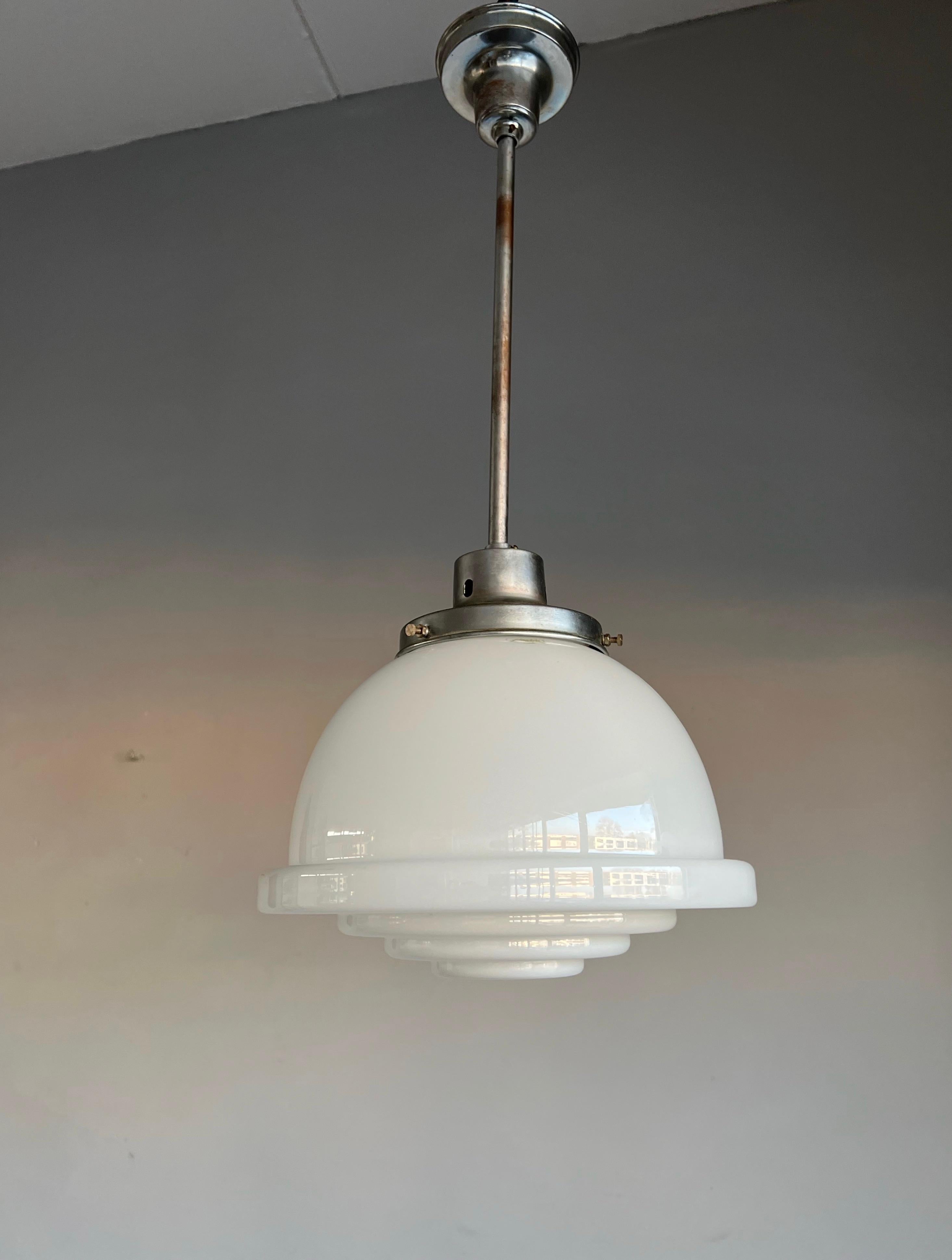 Ciondolo Art Deco in stile Bauhaus realizzato in cromo e vetro opalino bianco stratificato 1920 in vendita 1