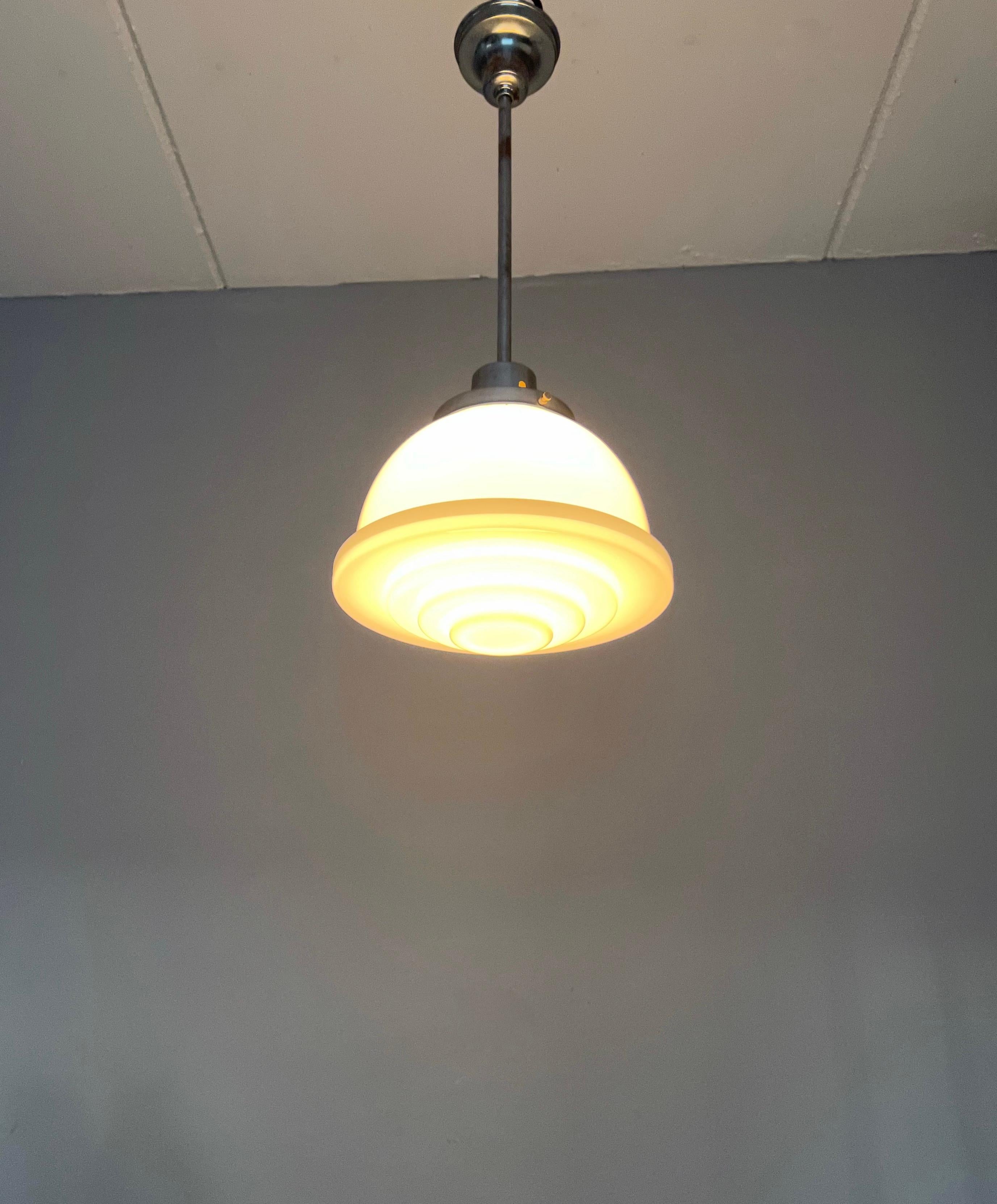 Ciondolo Art Deco in stile Bauhaus realizzato in cromo e vetro opalino bianco stratificato 1920 in vendita 2