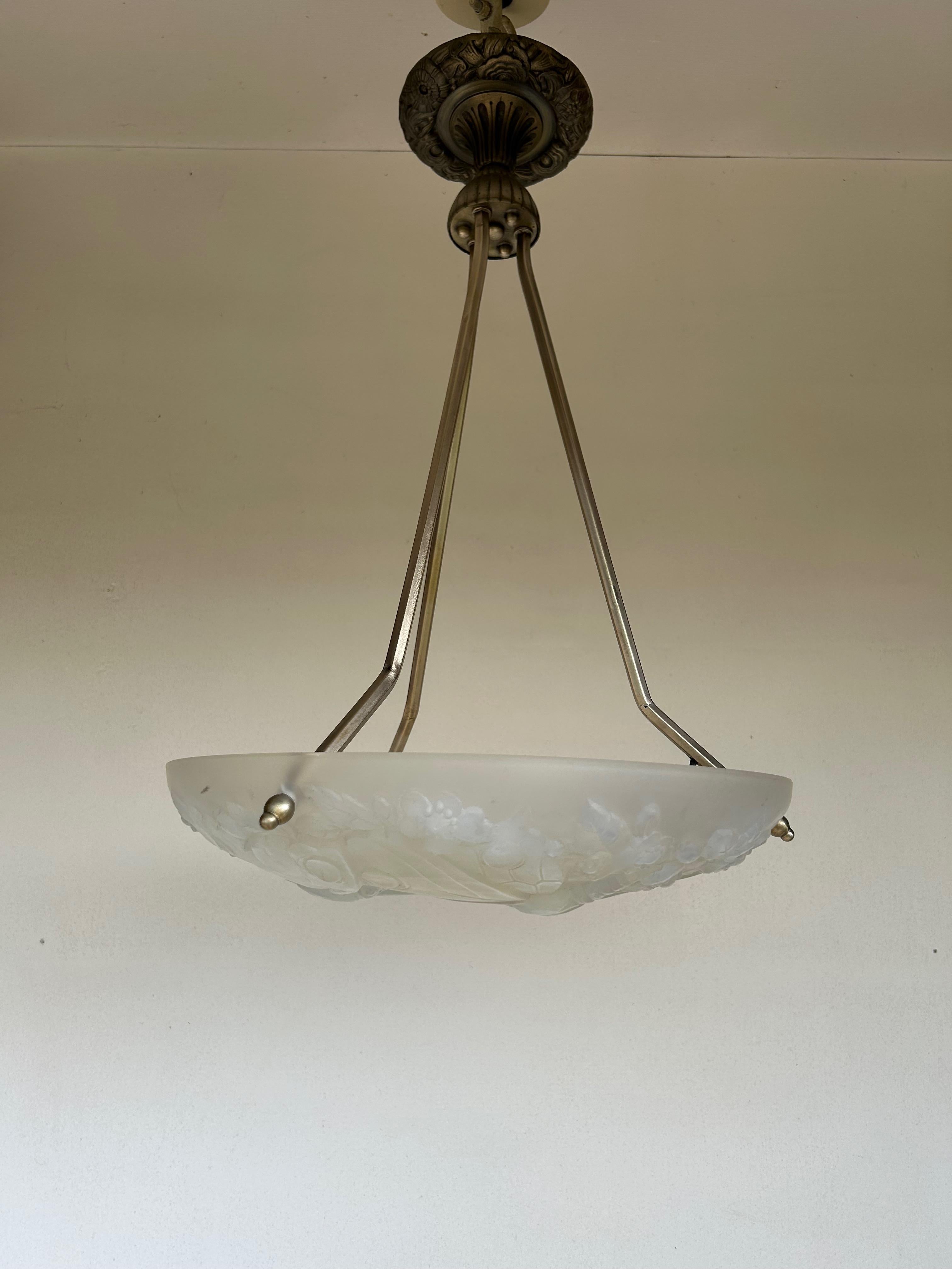 Lampada a sospensione Art déco del 1930 circa.
Coppa in vetro opalescente stampato.
Decorato con libellule e fiori.
Struttura in bronzo e ottone nichelato.
Elettrificato 110 V, 1 luce, presa E14, lampadina a vite LED.
In perfette