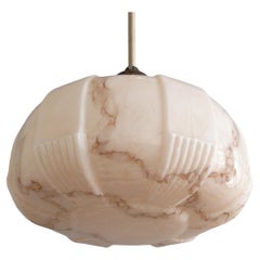 Lampada a sospensione Art Déco, paralume in vetro marmorizzato rosa, supporto in bachelite, Germania anni
30