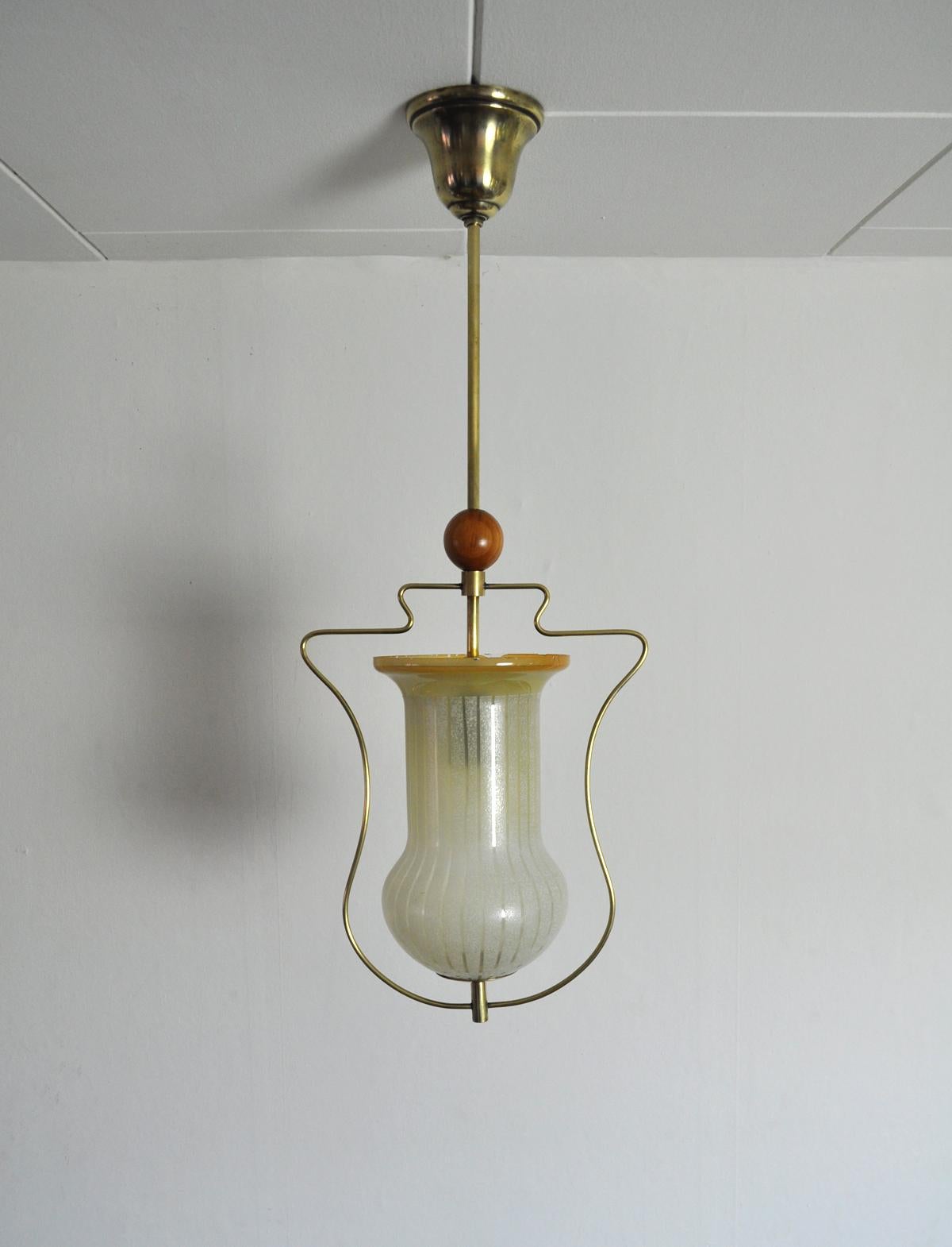 Brass and etched glass Art Deco pendant light with the original canopy.
Probably produced in Sweden in the 1930s.
Fine vintage condition, signs of wear consistent with age and use. Small chips on the top of the glass shade.
Light source: E27