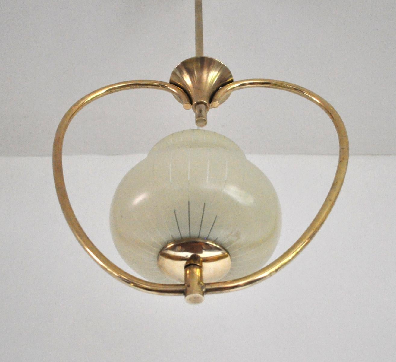 Brass and etched glass Art Deco pendant light with the original canopy.
Probably produced in Sweden in the 1930s.
Fine vintage condition, signs of wear consistent with age and use.

Light source: E27 Edison screw fitting, rewired.
Full height: