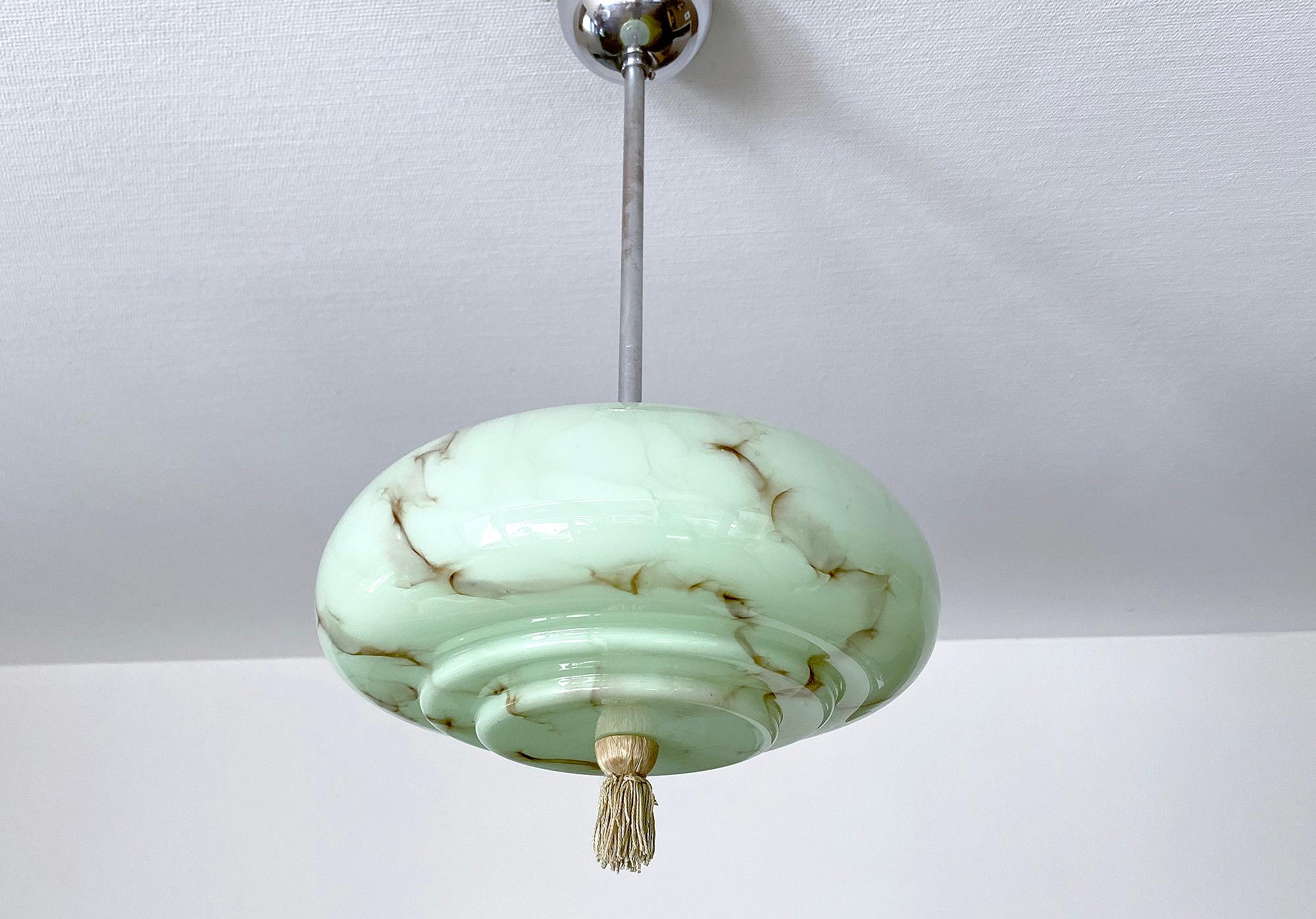 Art-Déco-Hängelampe, grünes Marmorglas, Alabasterstil, 1930er Jahre (Art déco) im Angebot