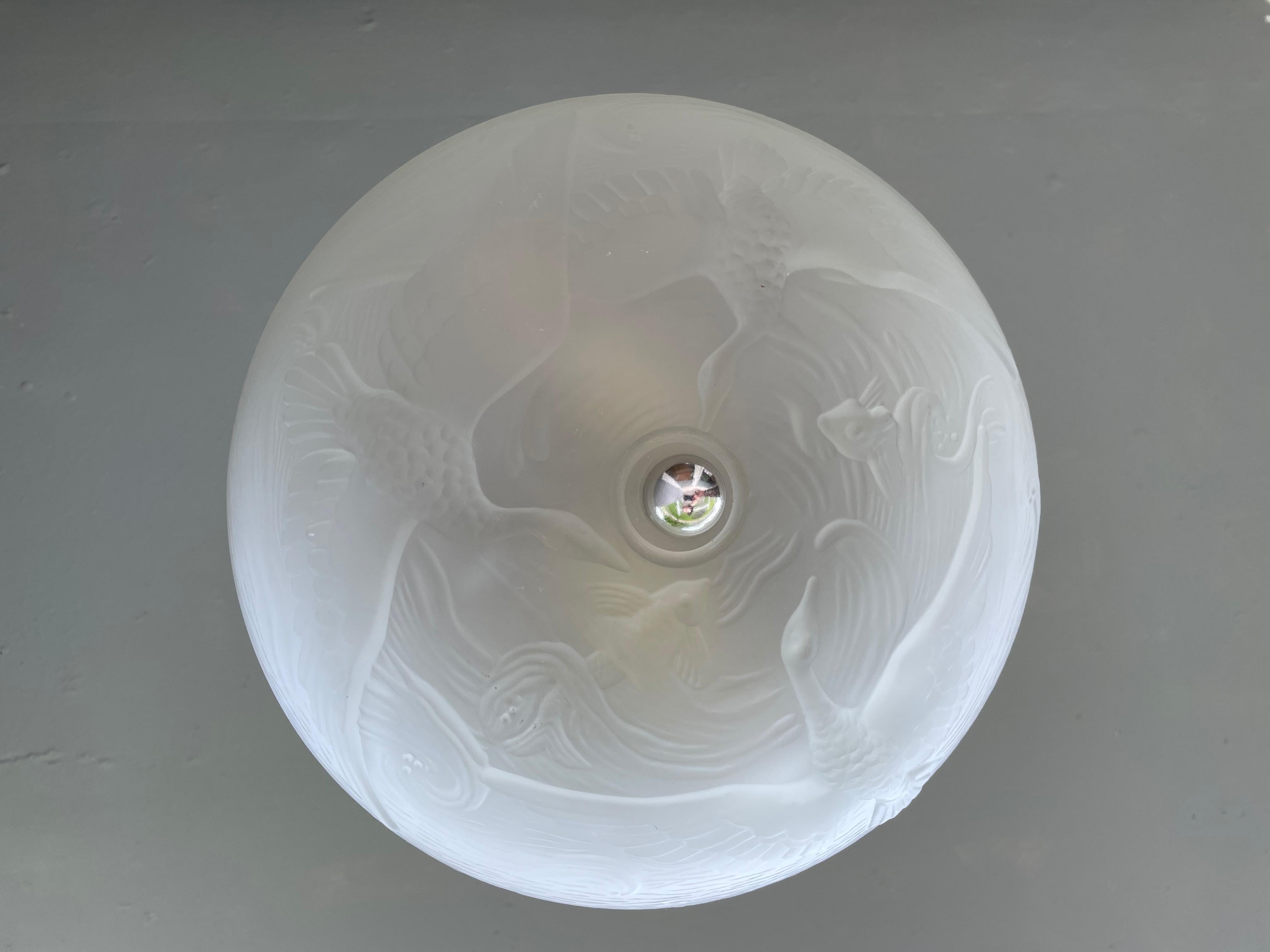 Art-Déco-Pendelleuchte mit gepresstem Glas, fliegenden Enten und schwenkbaren Teppichskulpturen (Französisch) im Angebot