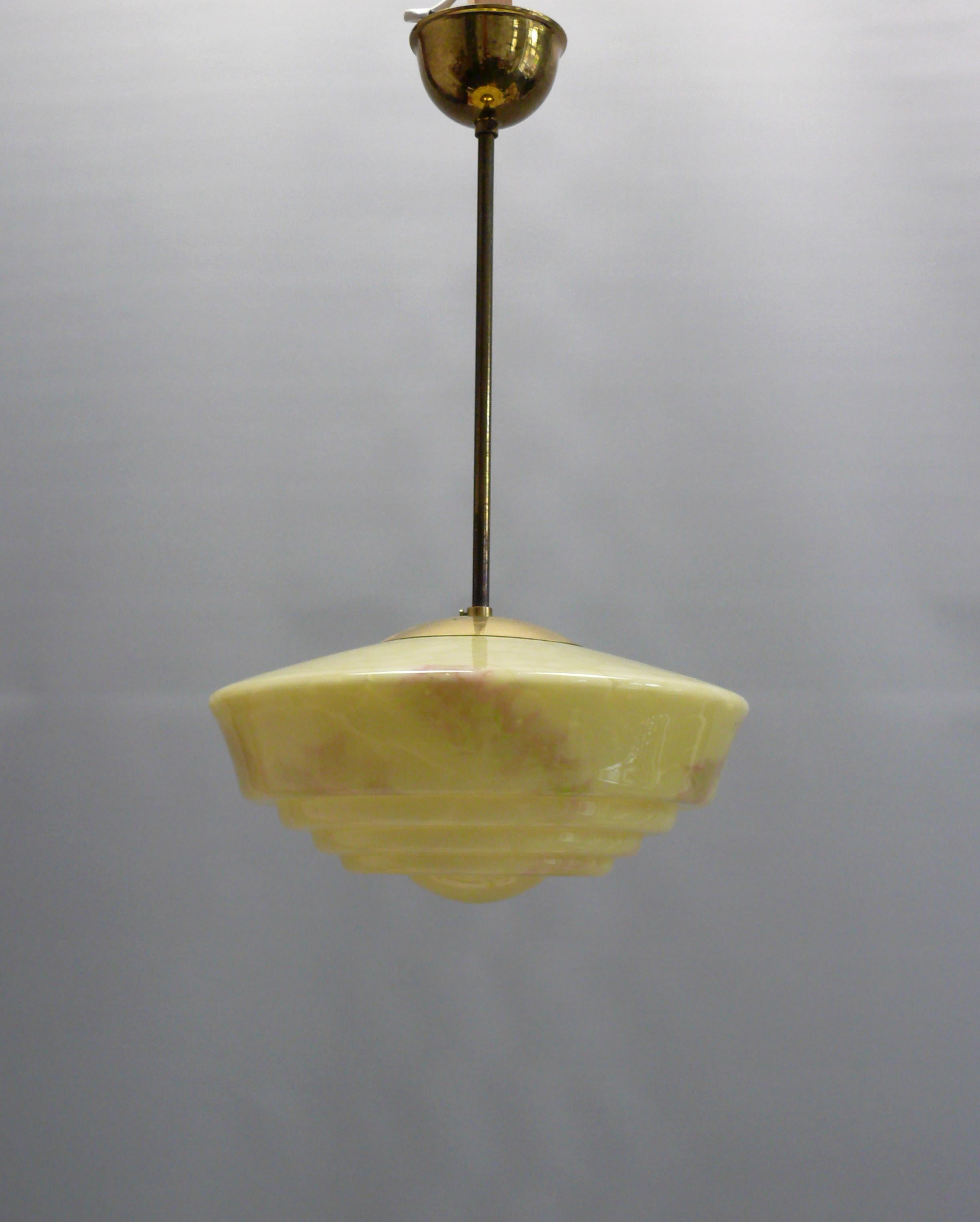 Art Deco pendant lamp with rod suspension and marbled glass shade. The beige glass shade is crossed by light brown stripes. The lamp dates from the first half of the 20th century (1930 - 1940). The glass shade is in perfect condition, the brass