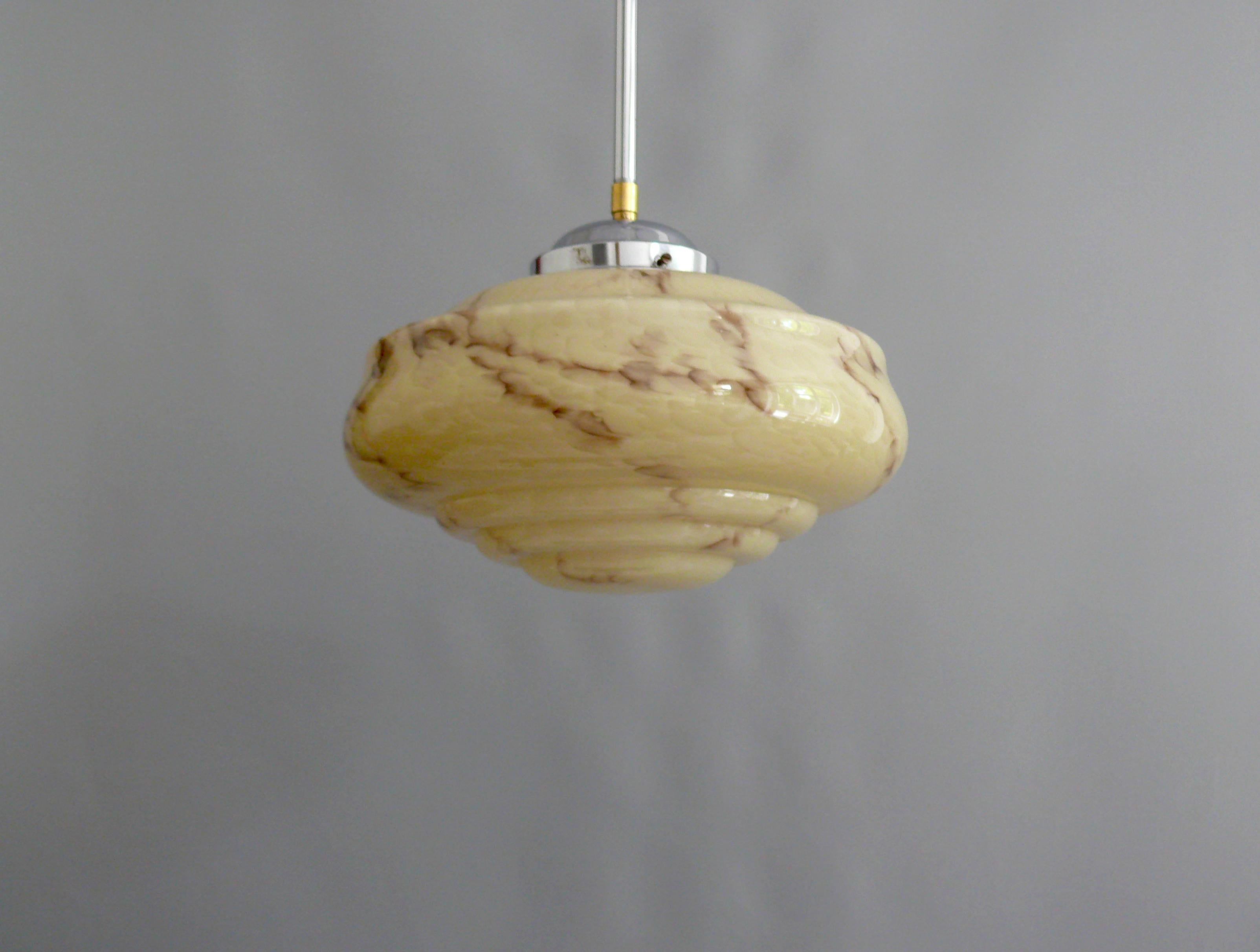 Lampada a sospensione Art Déco con vetro marmorizzato, Germania - anni '30 in vendita 4