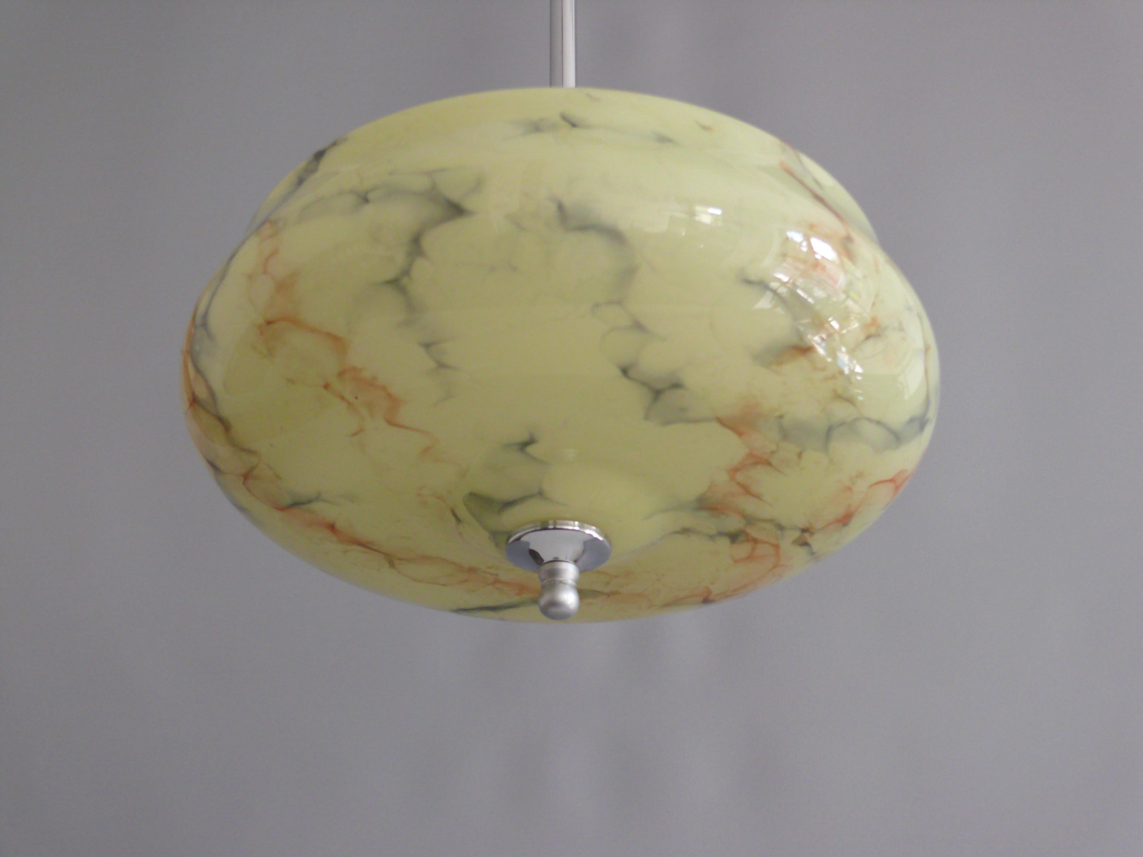 Suspension à tige Art Déco avec effet marbré bicolore

Notre exquise suspension à tige beige de style Art déco ajoute une touche d'élégance et de sophistication à n'importe quelle pièce. L'aspect marbré soigneusement travaillé de ce luminaire dégage