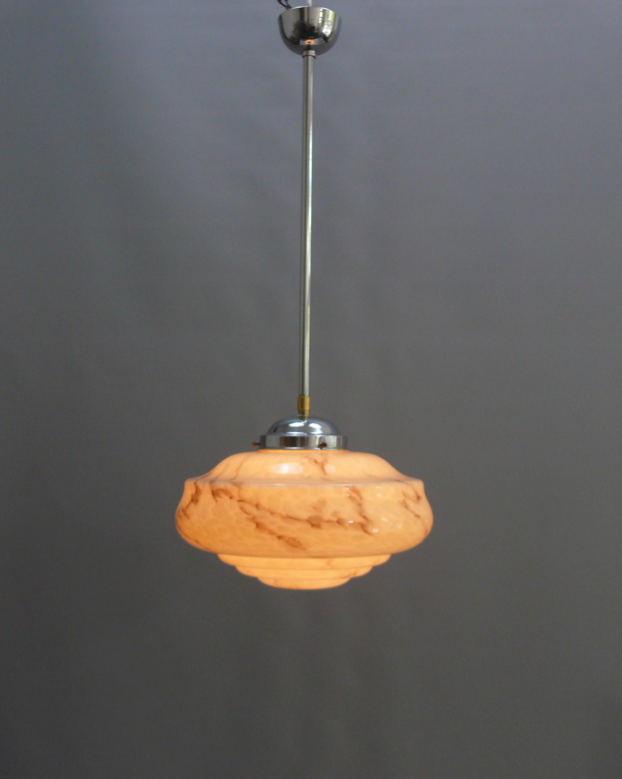 Lampada a sospensione a stelo Art Deco con grande paralume in vetro e sospensione cromata del 1930-1940 circa in ottime condizioni generali.

Questa lampada a sospensione a stelo è particolarmente adatta a stanze con soffitti alti e mobili