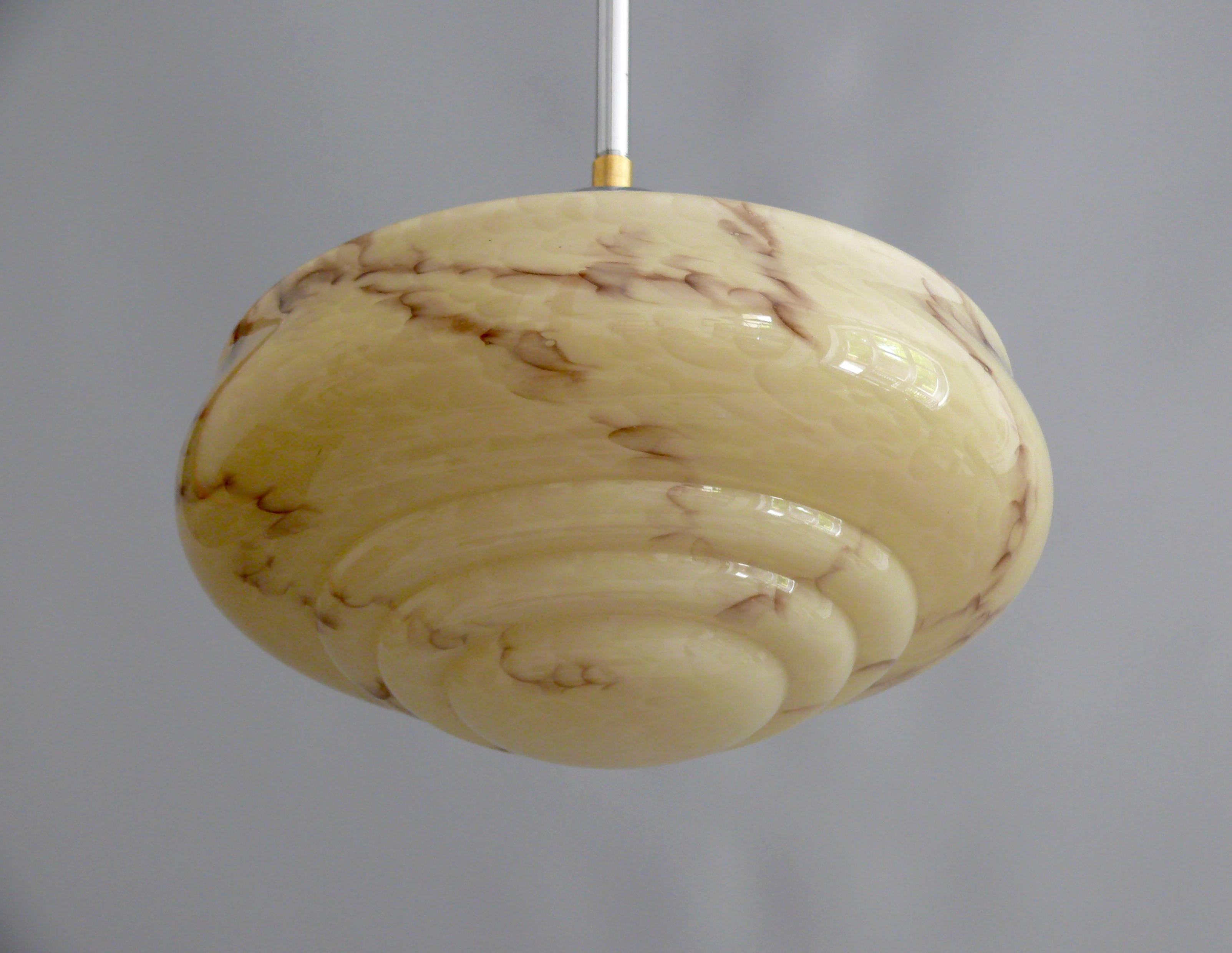 Ottone Lampada a sospensione Art Déco con vetro marmorizzato, Germania - anni '30 in vendita