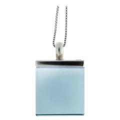 Collier pendentif de style Art déco en calcédoine bleu ciel présenté dans Vogue