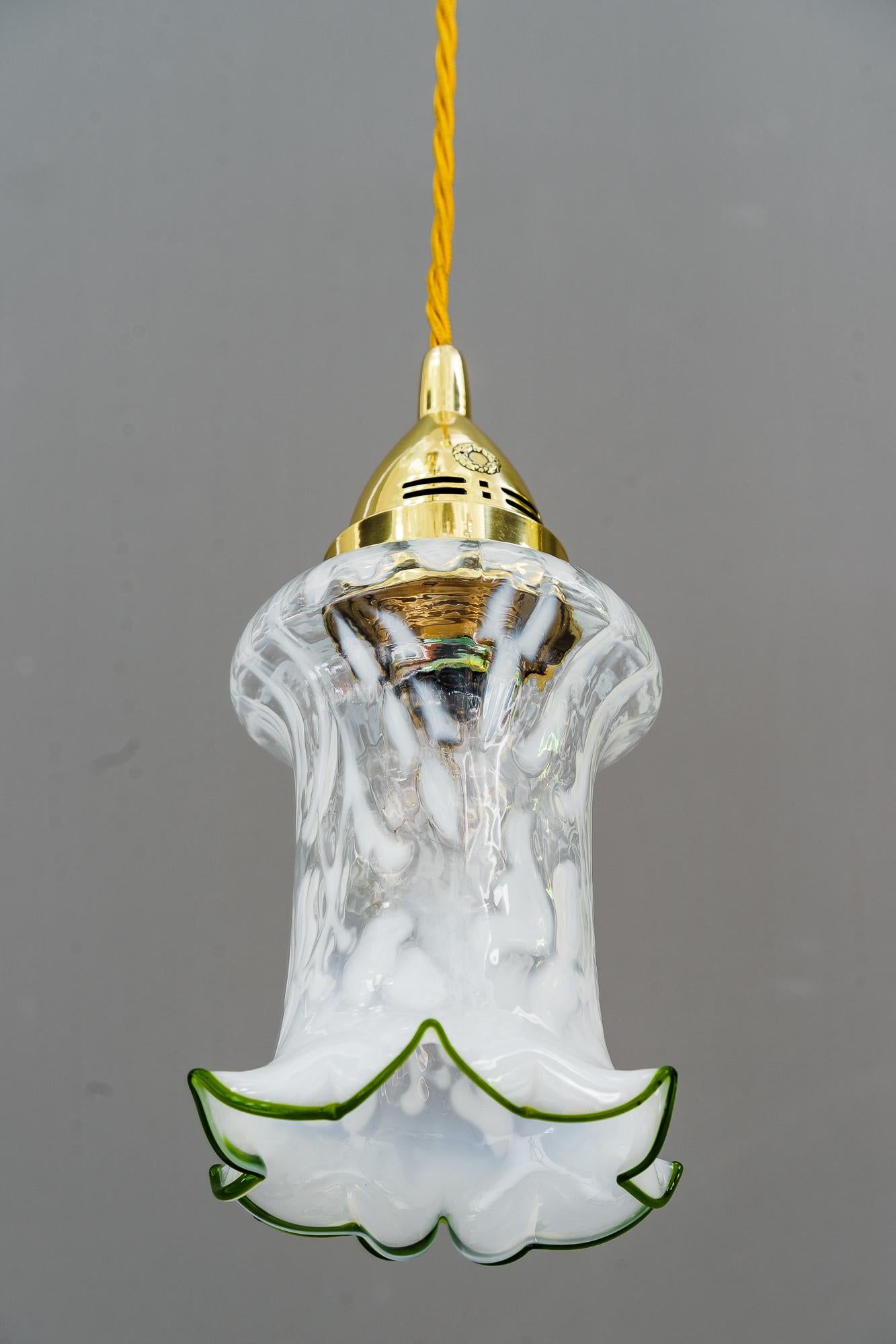 Laqué Pendentif Art Déco original en verre opalin autour d'un abat-jour viennois  1920s en vente