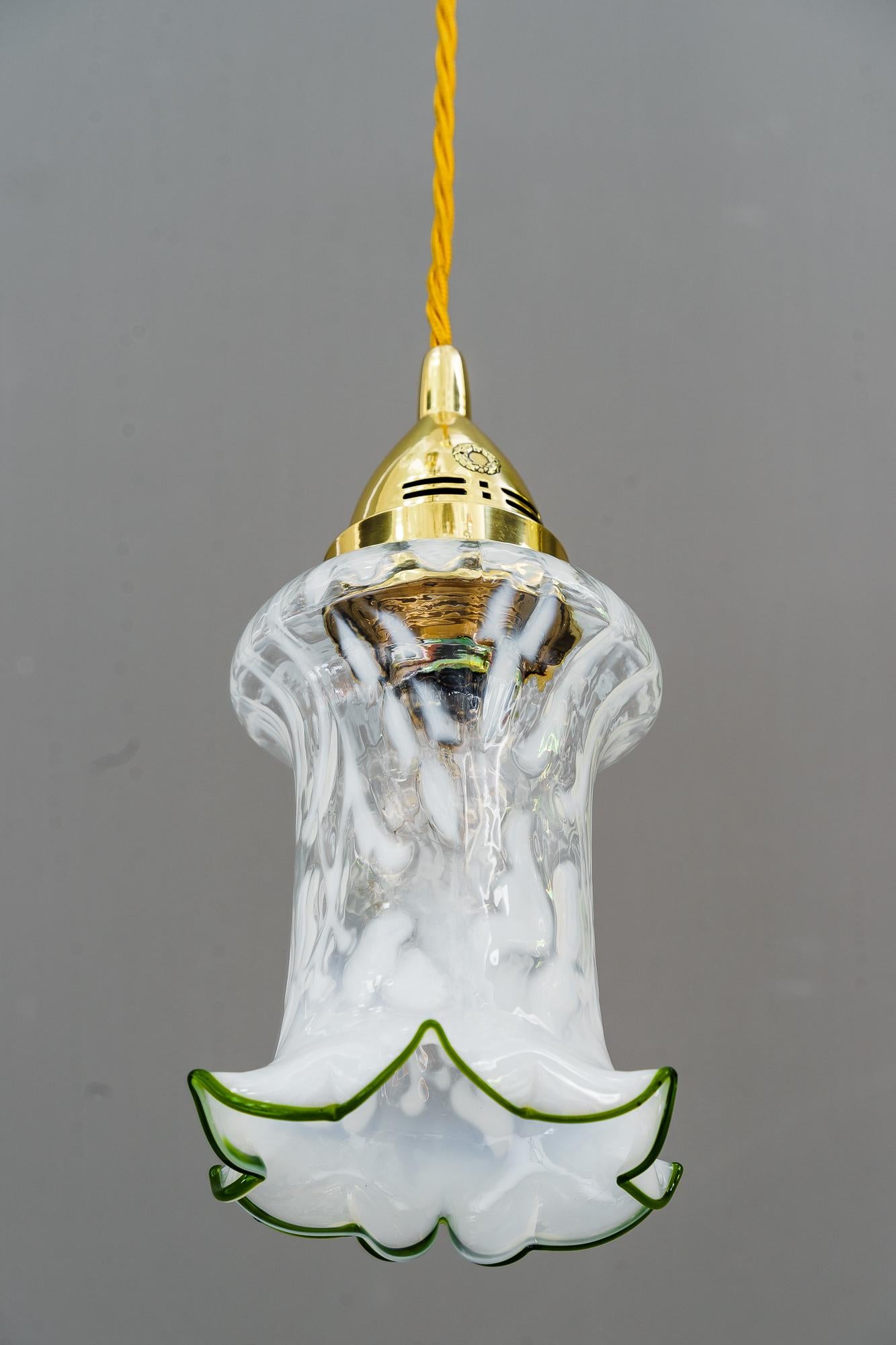 Poli Pendentif Art Déco original en verre opalin autour d'un abat-jour viennois  1920s en vente