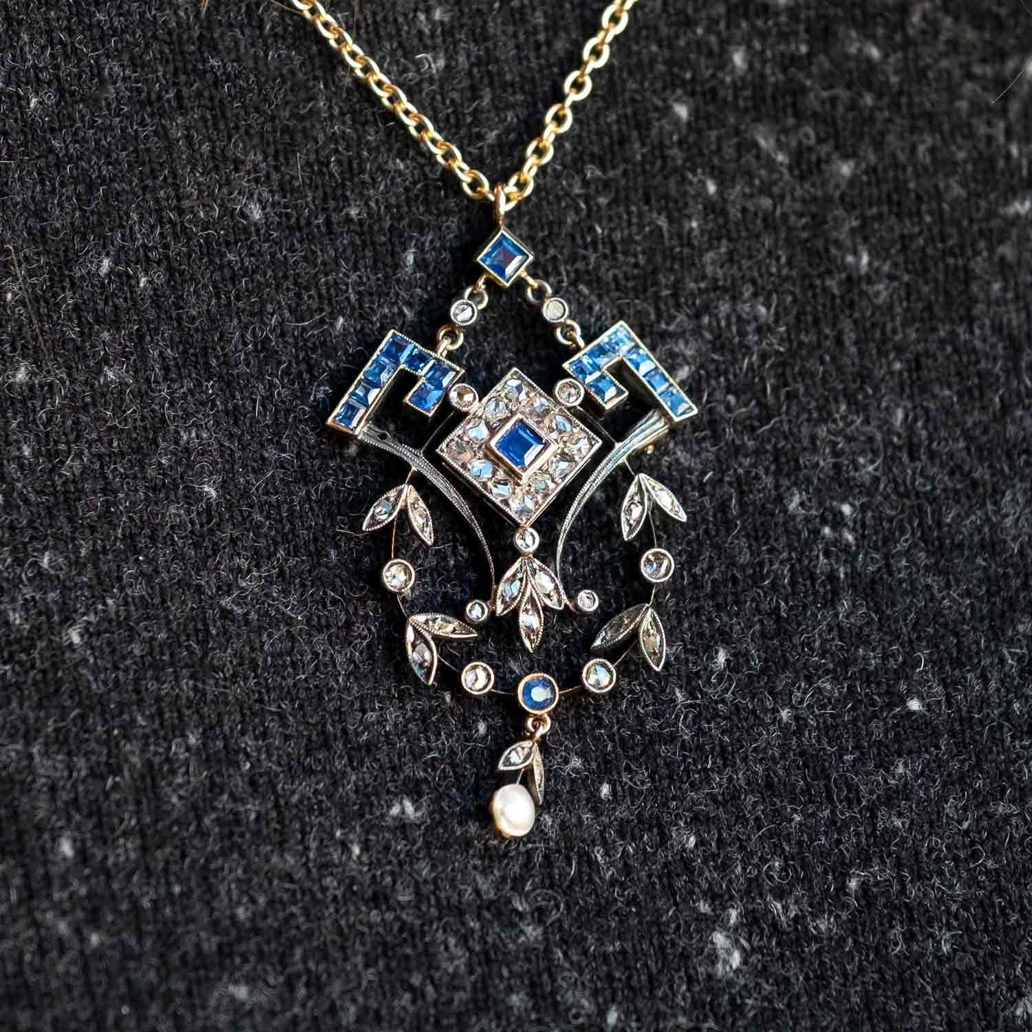 Art Deco Pendant Sapphires & Diamonds floral design In Good Condition For Sale In Milano, MI