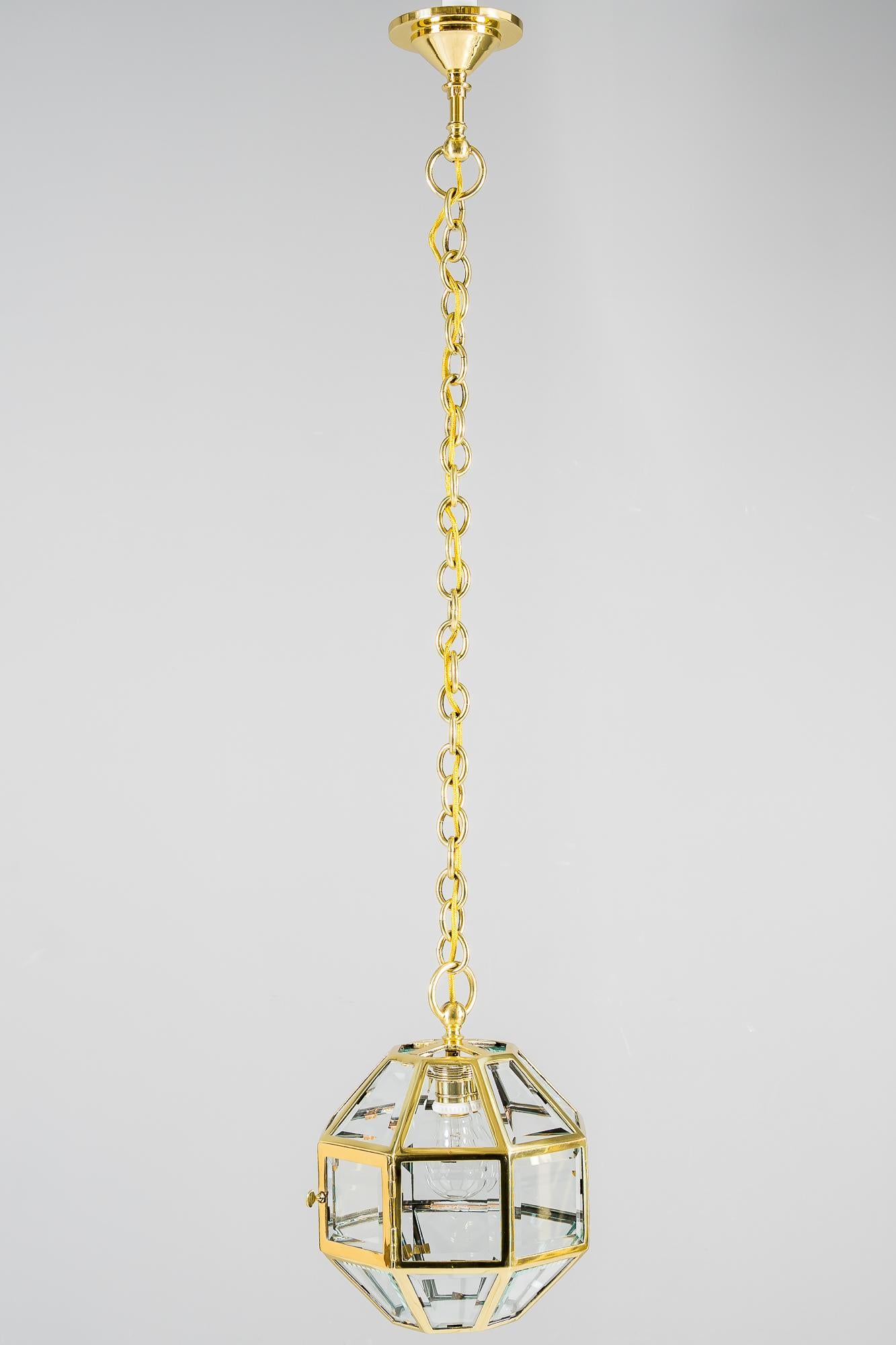 Art-Déco-Anhänger Wien um 1920 im Stil von Adolf Loos
Messingteile poliert und einbrennlackiert
Original-Brille
Zum Auswechseln der Glühbirnen kann ein Feld geöffnet werden.