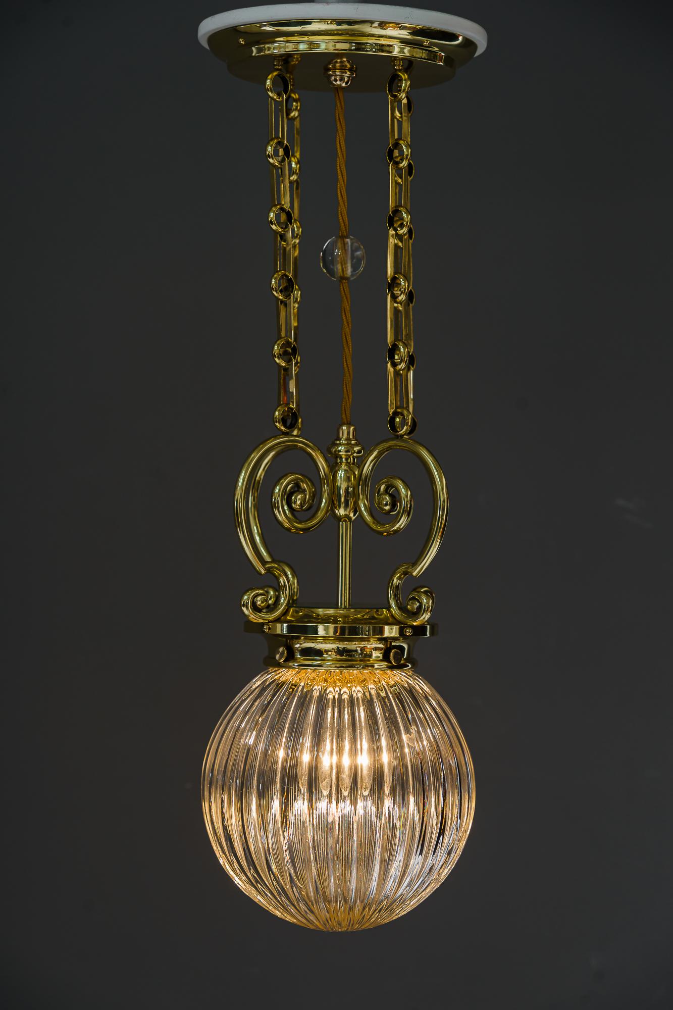 Art-Déco-Pendelleuchte Vienna aus den 1920er Jahren mit original geschliffenem Glasschirm im Angebot 9
