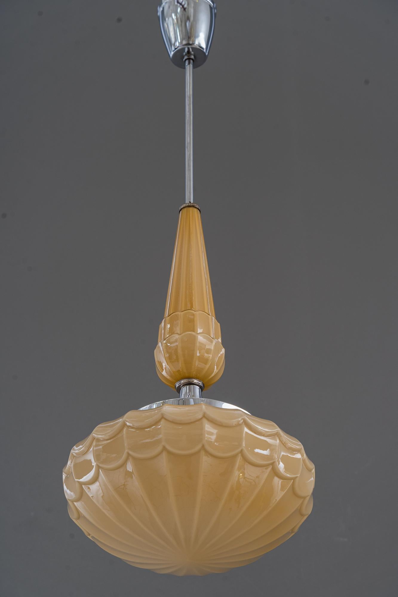 Lampe à suspension Art Déco viennoise des années 1920 avec verre orihinal (chrome) Bon état - En vente à Wien, AT