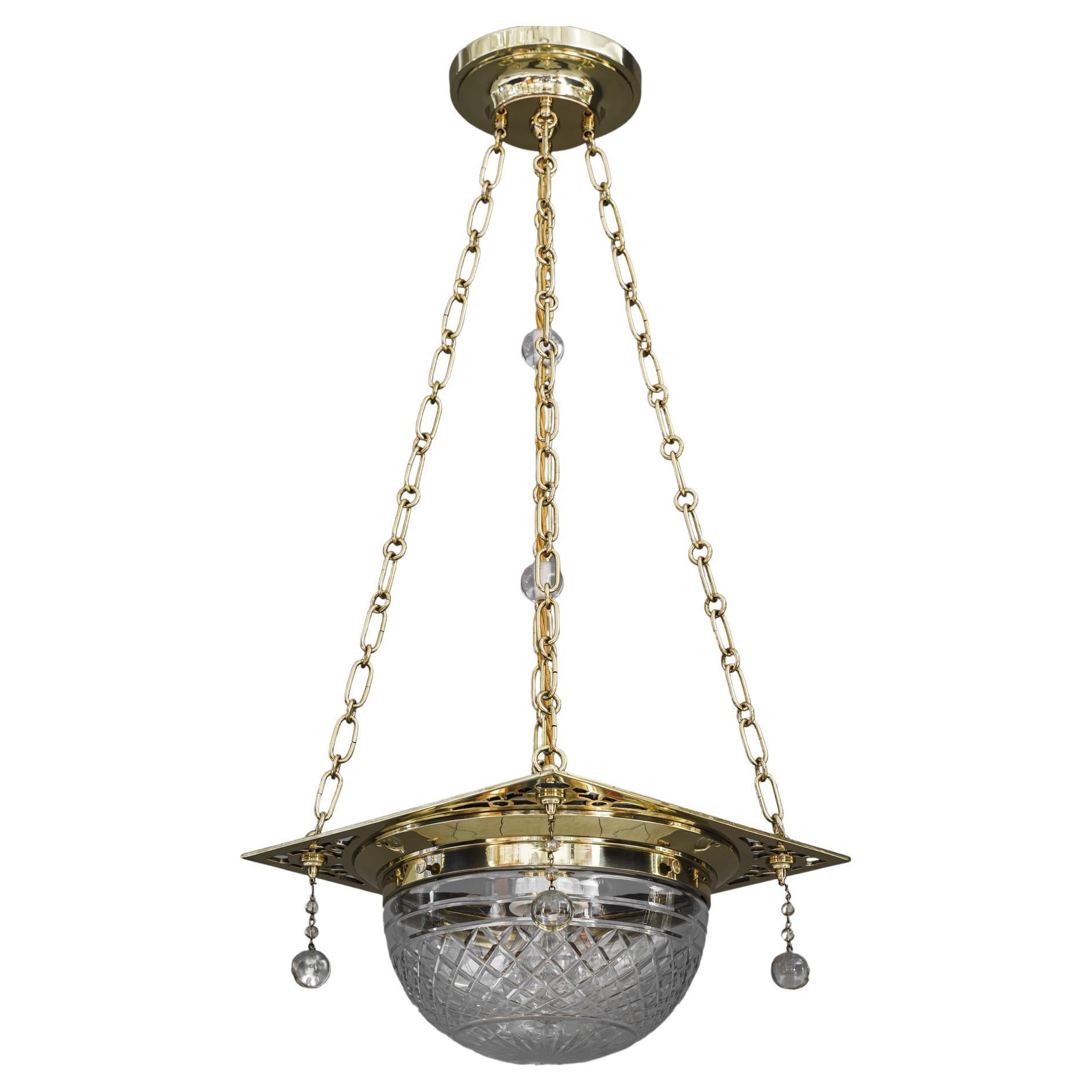 Lampe à suspension Art déco avec abat-jour en verre taillé, vers les années 1920