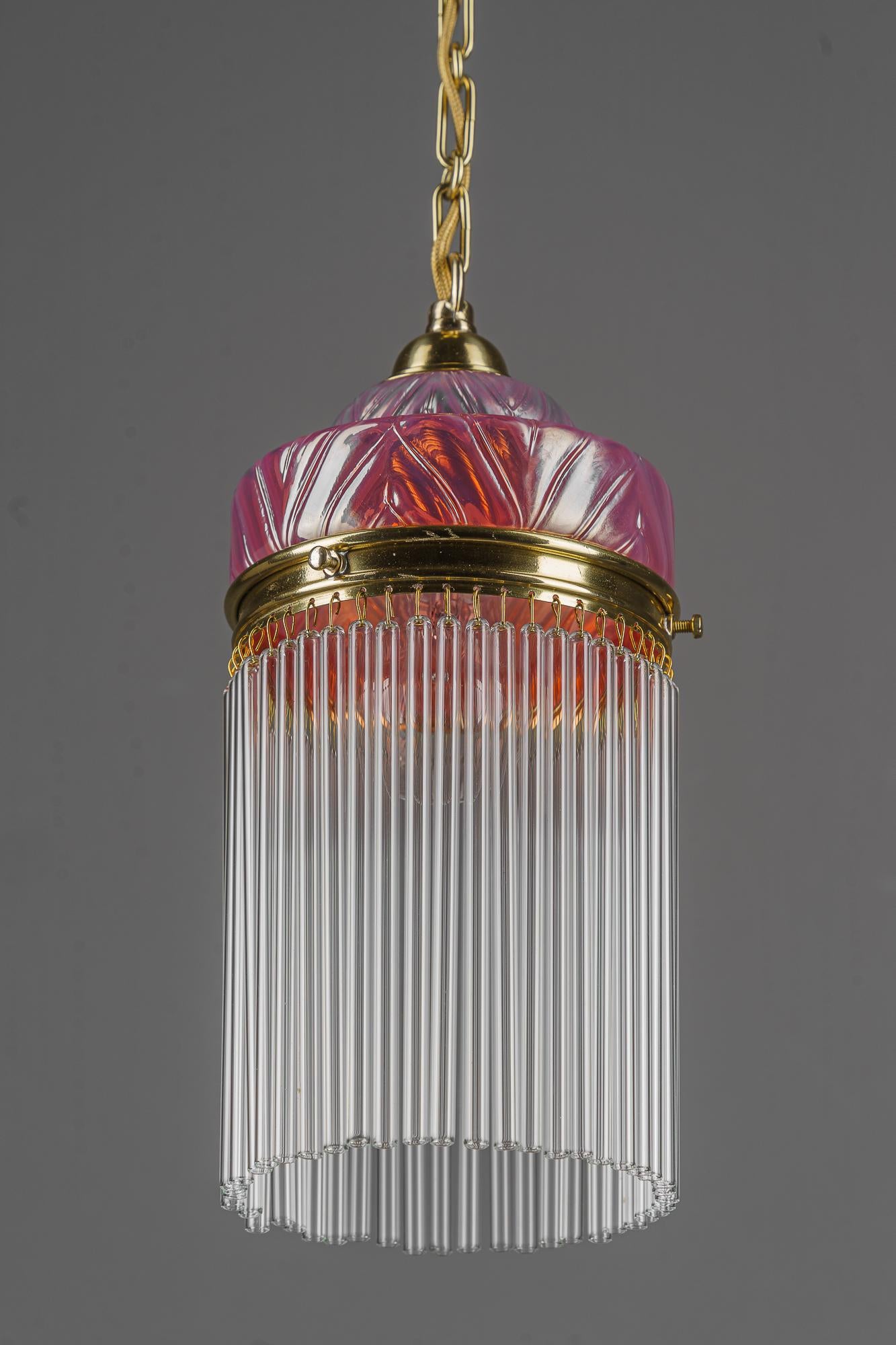 Autrichien Suspension Art Déco avec abat-jour en verre opalin et bâtonnets en verre vienne vers 1920 en vente