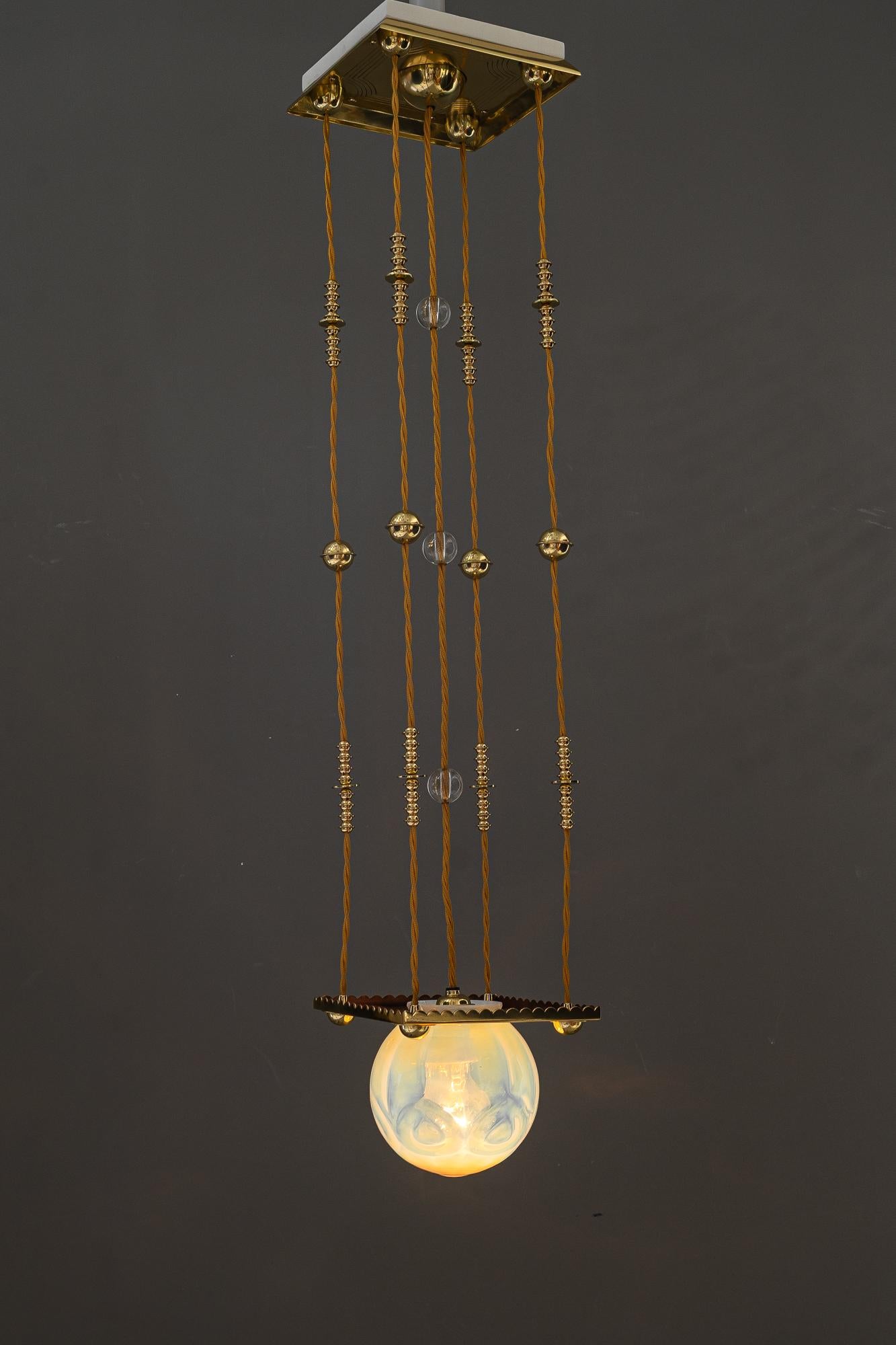 Pendentif Art Déco avec abat-jour en verre opalin viennois des années 1920 en vente 2