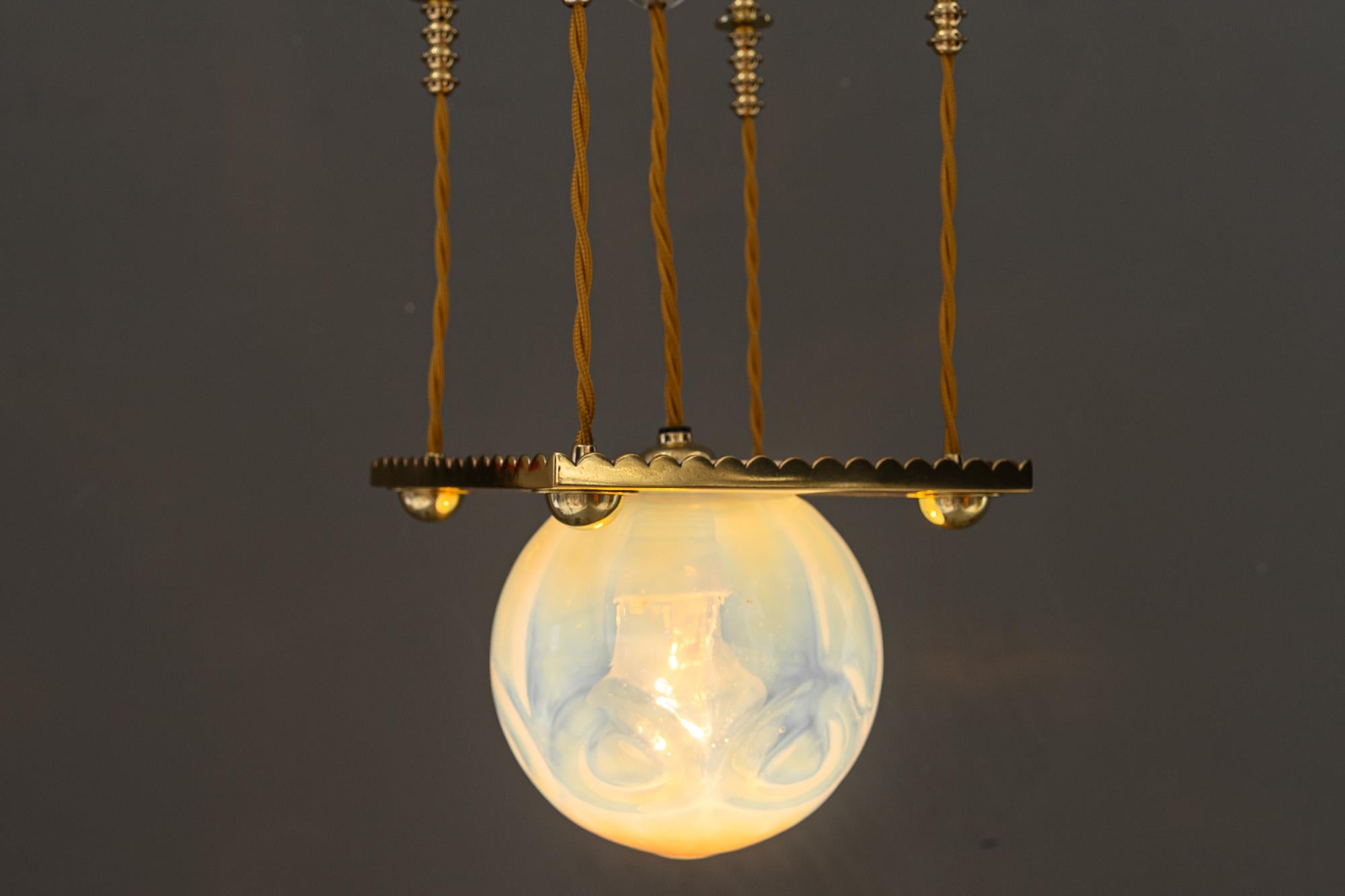 Pendentif Art Déco avec abat-jour en verre opalin viennois des années 1920 en vente 3