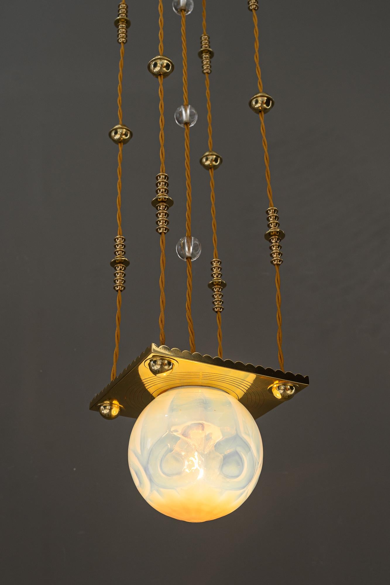 Pendentif Art Déco avec abat-jour en verre opalin viennois des années 1920 en vente 4