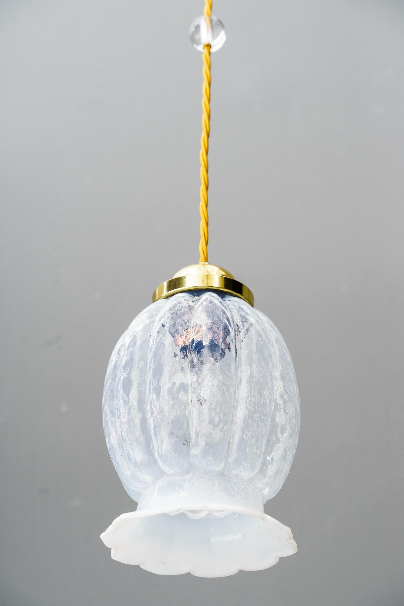 Art déco Pendentif Art Déco avec abat-jour en verre opalin viennois des années 1920 en vente