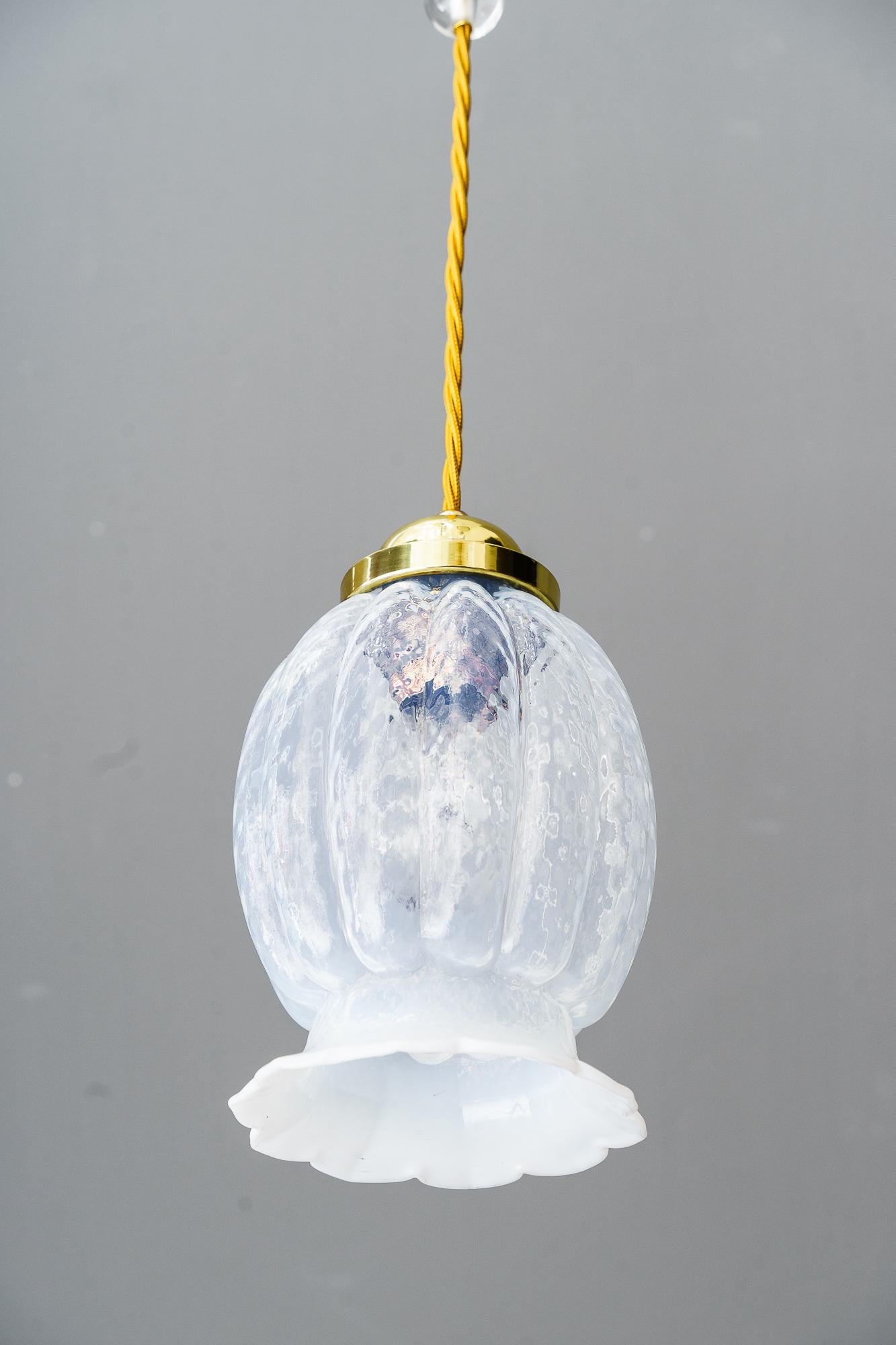 Poli Pendentif Art Déco avec abat-jour en verre opalin viennois des années 1920 en vente