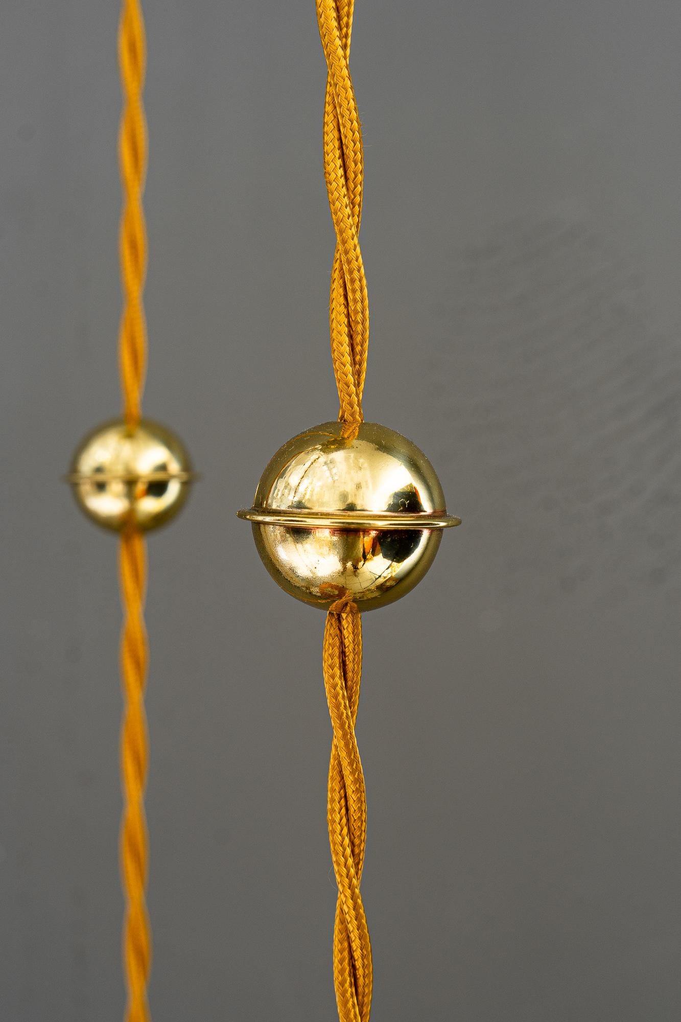 Laqué Pendentif Art Déco avec abat-jour en verre opalin viennois des années 1920 en vente