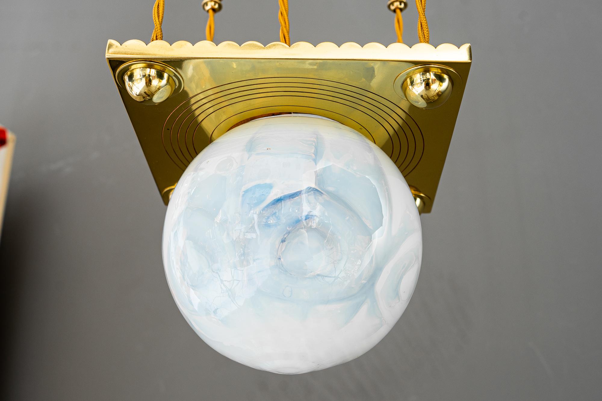 Début du 20ème siècle Pendentif Art Déco avec abat-jour en verre opalin viennois des années 1920 en vente