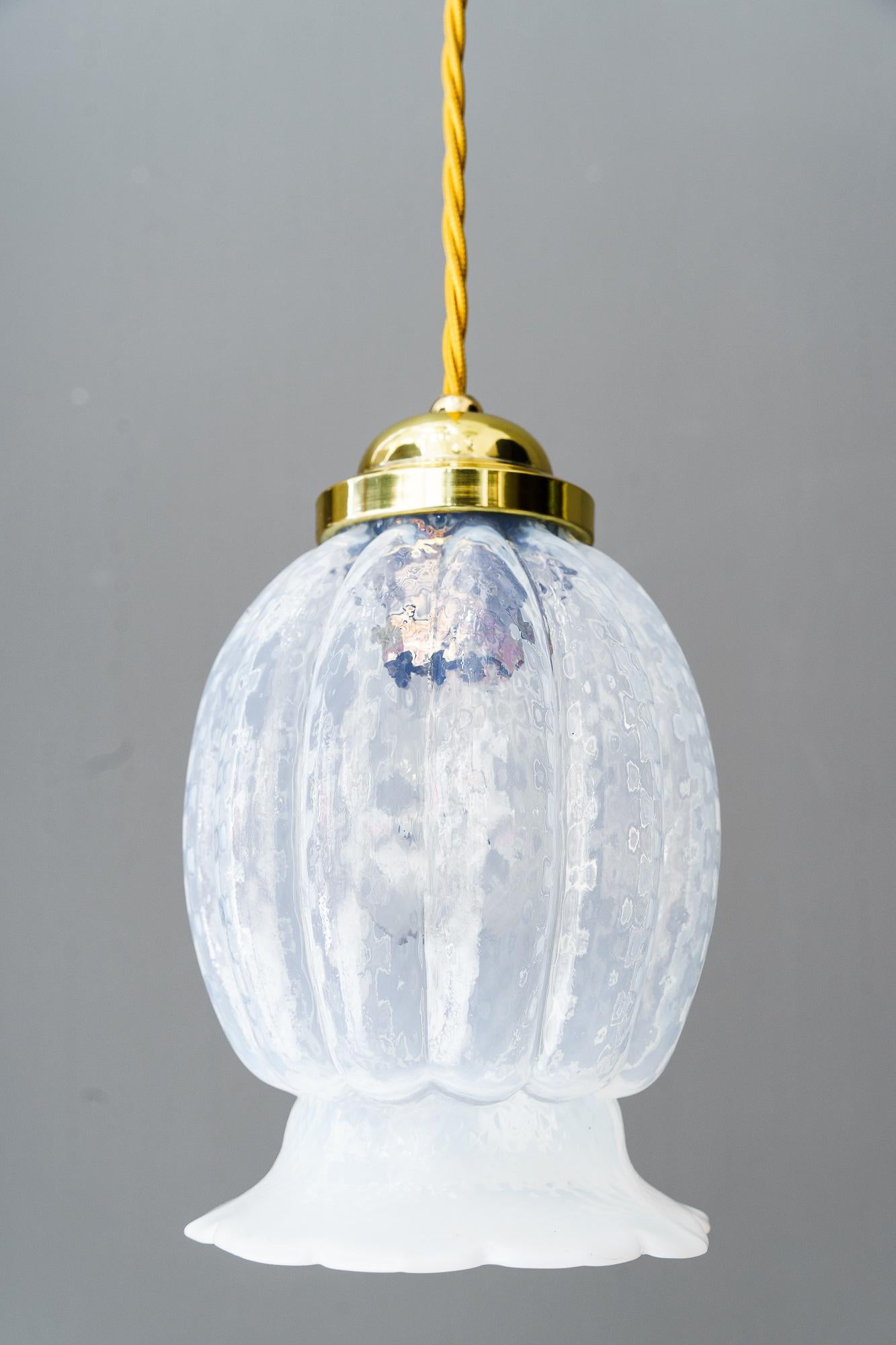 Laiton Pendentif Art Déco avec abat-jour en verre opalin viennois des années 1920 en vente
